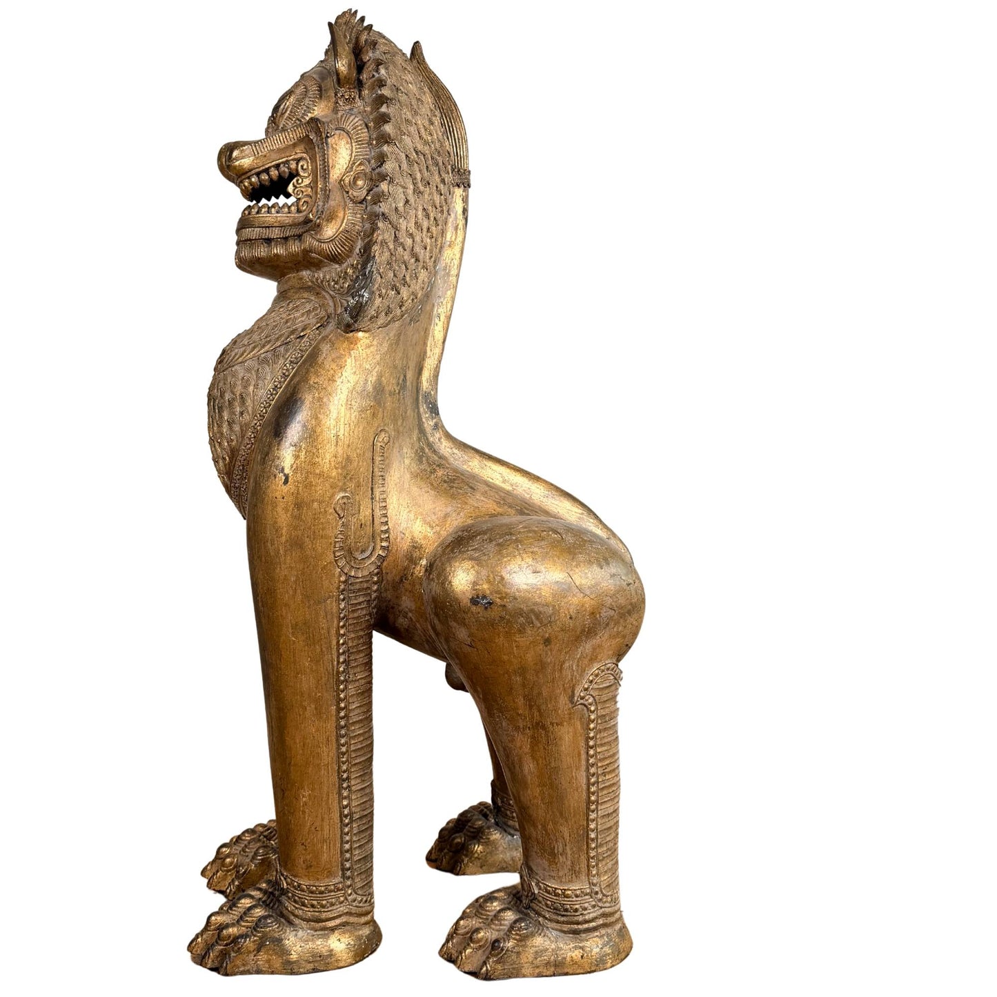 Feuervergoldeter thailändischer Singha-Löwe, monumentale antike Tempelstatue mit deutlichen Altersspuren