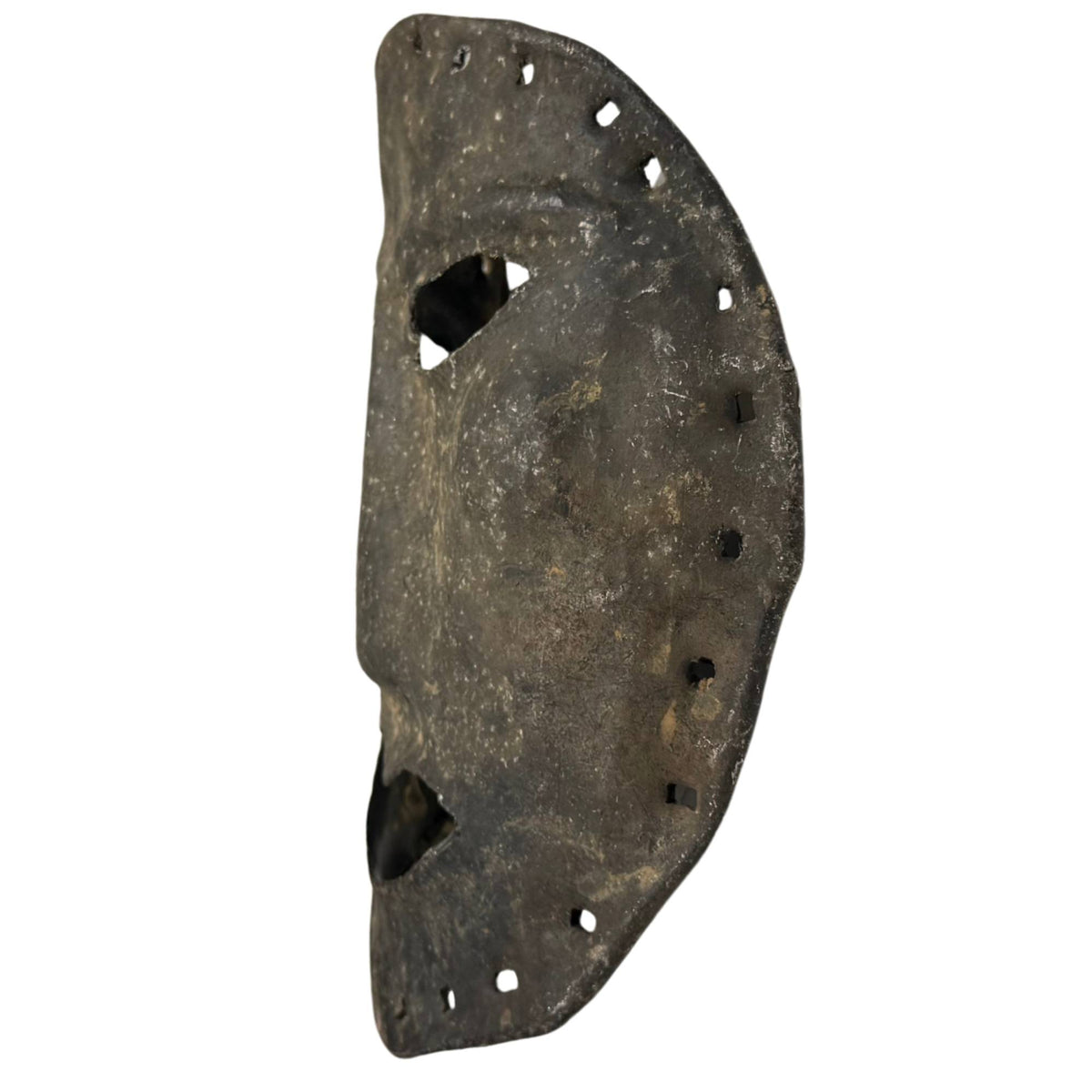 Eine seltene schamanische Maske aus Metall, antikes Himalaya Wandobjekt mit primitiver Ausdruck und einzigartigen Trageöffnungen