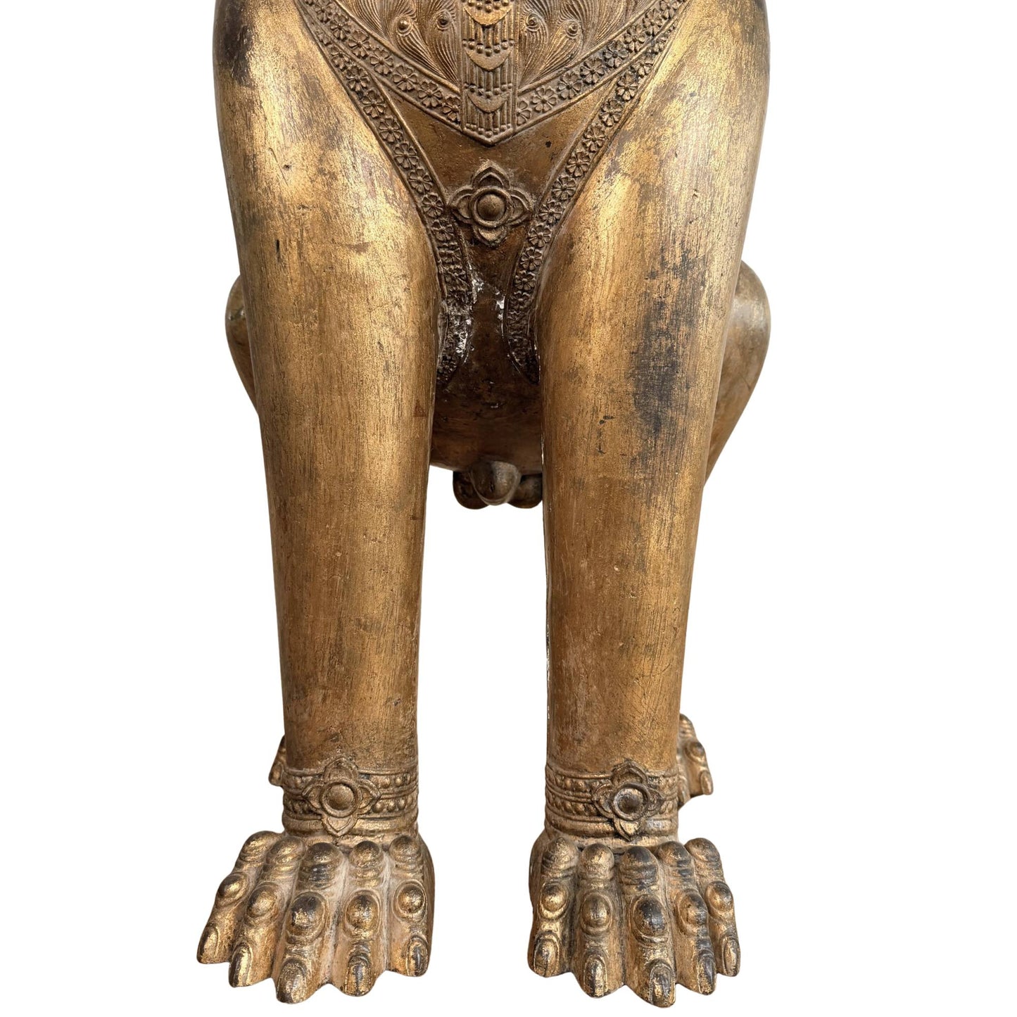 Seltene thailändische Tempelstatue eines Singha-Löwen, antike vergoldete Wächterstatue mit spiritueller Bedeutung und ihren Vorderpfoten