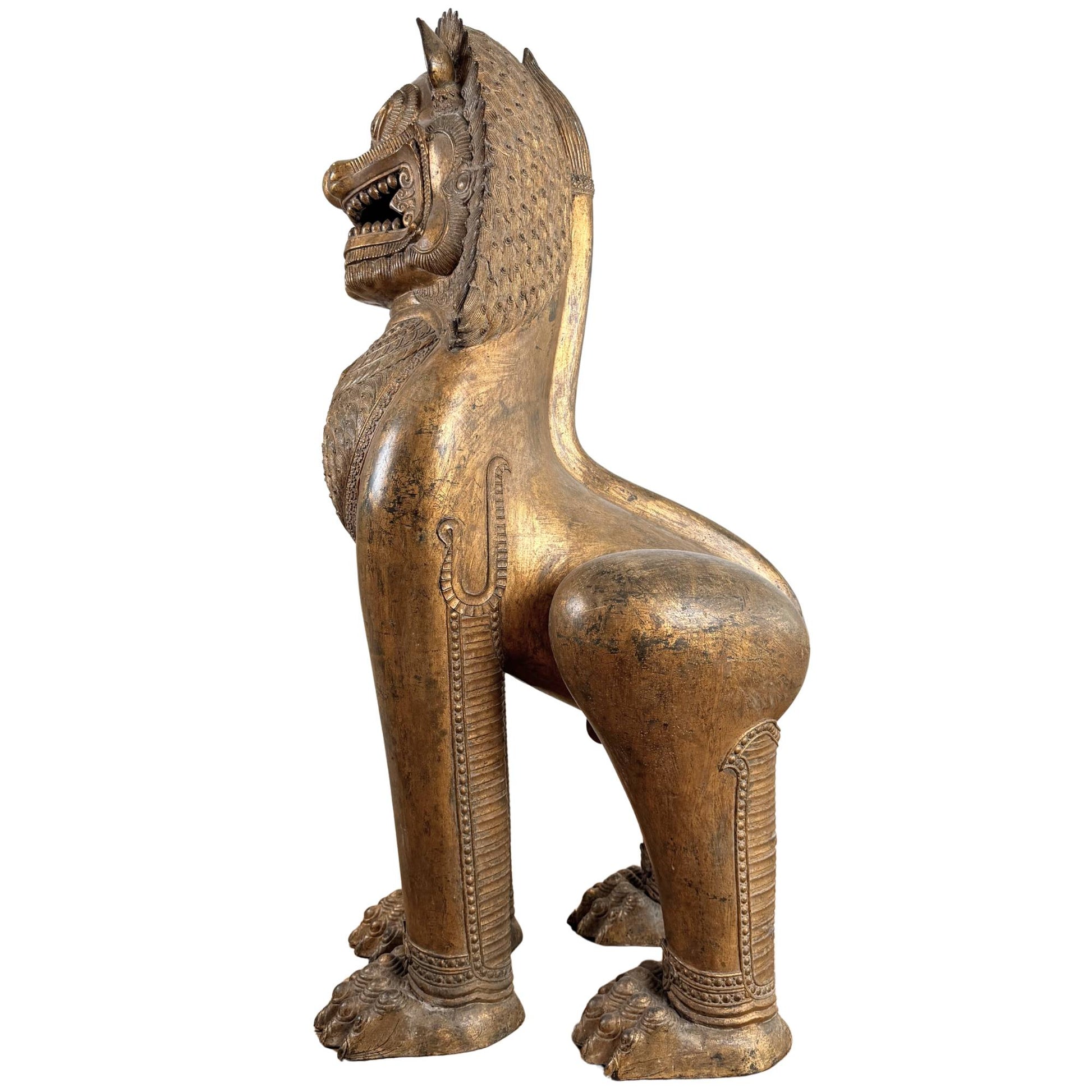 Seltene siamesische Singha-Wächterlöwenstatue, antike vergoldete Tempelstatue mit starker spiritueller und schützender Bedeutung