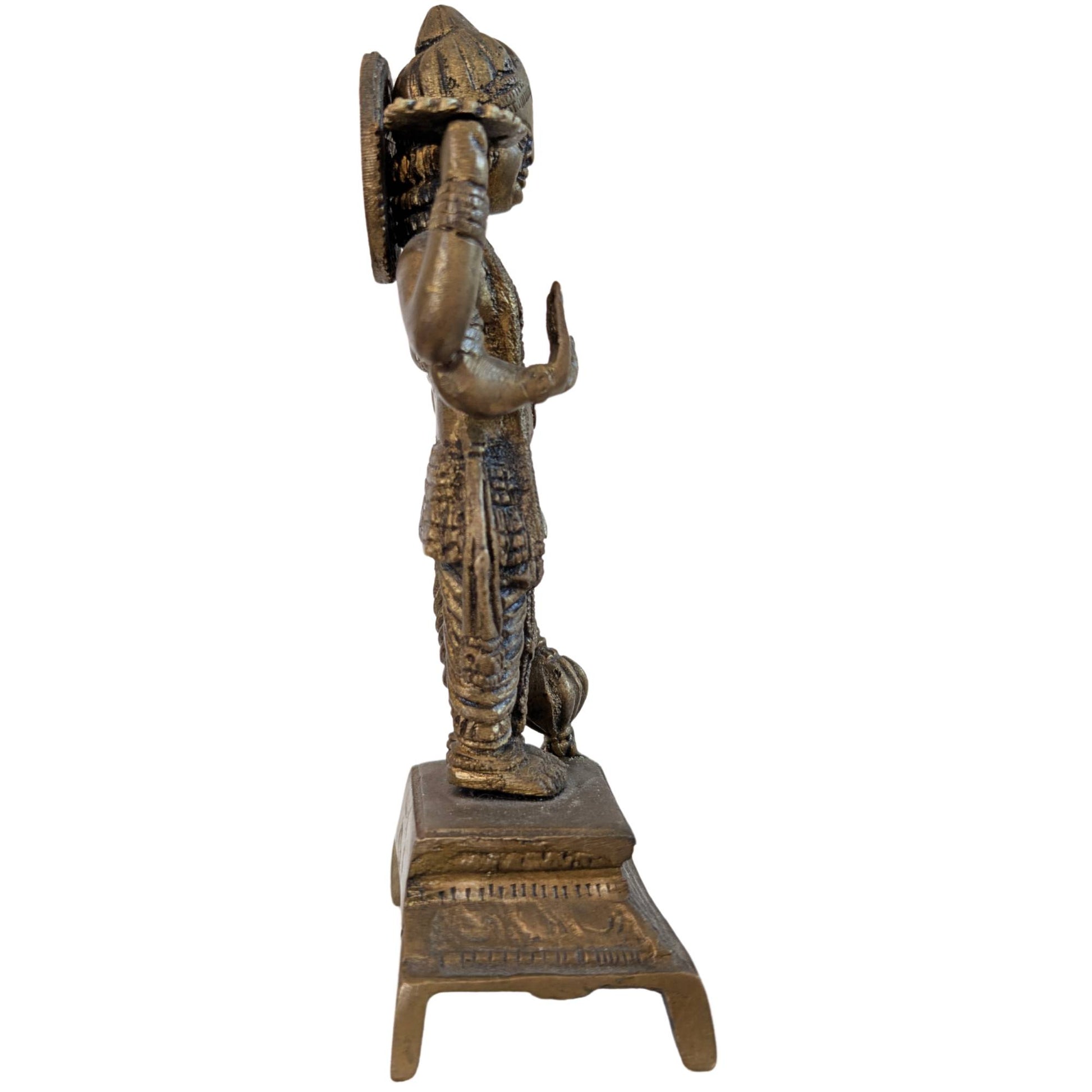 Seitenansicht einer antiken Vishnu-Statue mit Details des Sudarshana-Chakra-Diskus.