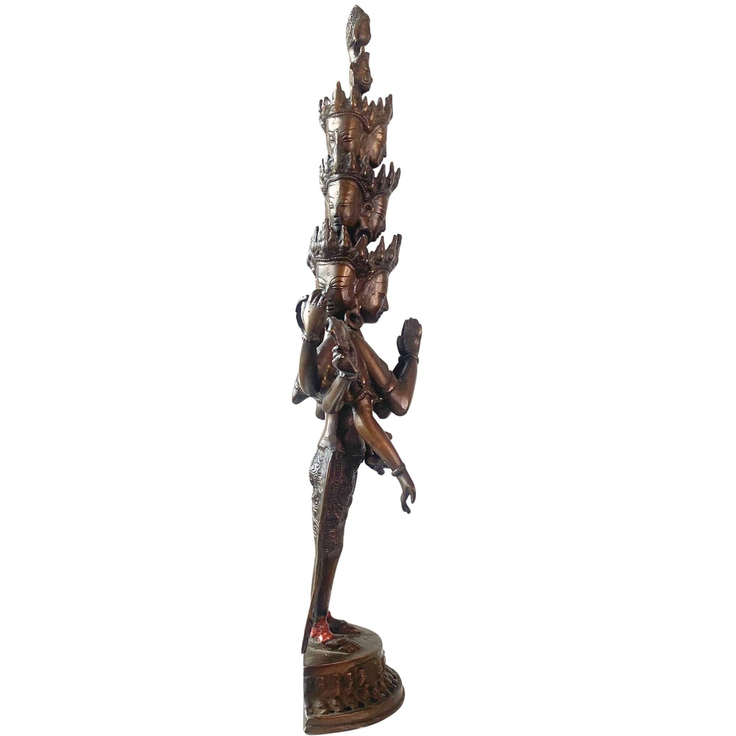 Seitenansicht der großen buddhistischen Altarstatue Avalokiteshvara