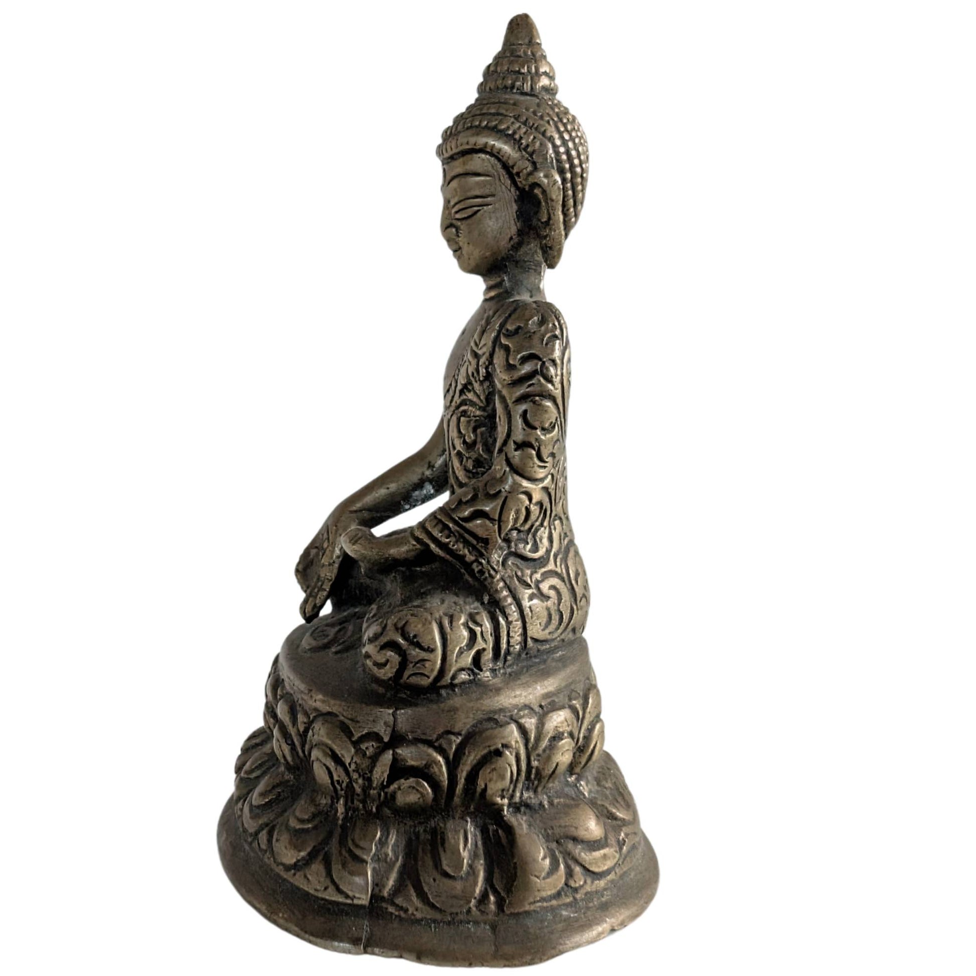 Seitenansicht der sitzenden Buddha-Figur im traditionellen nepalesischen Stil.