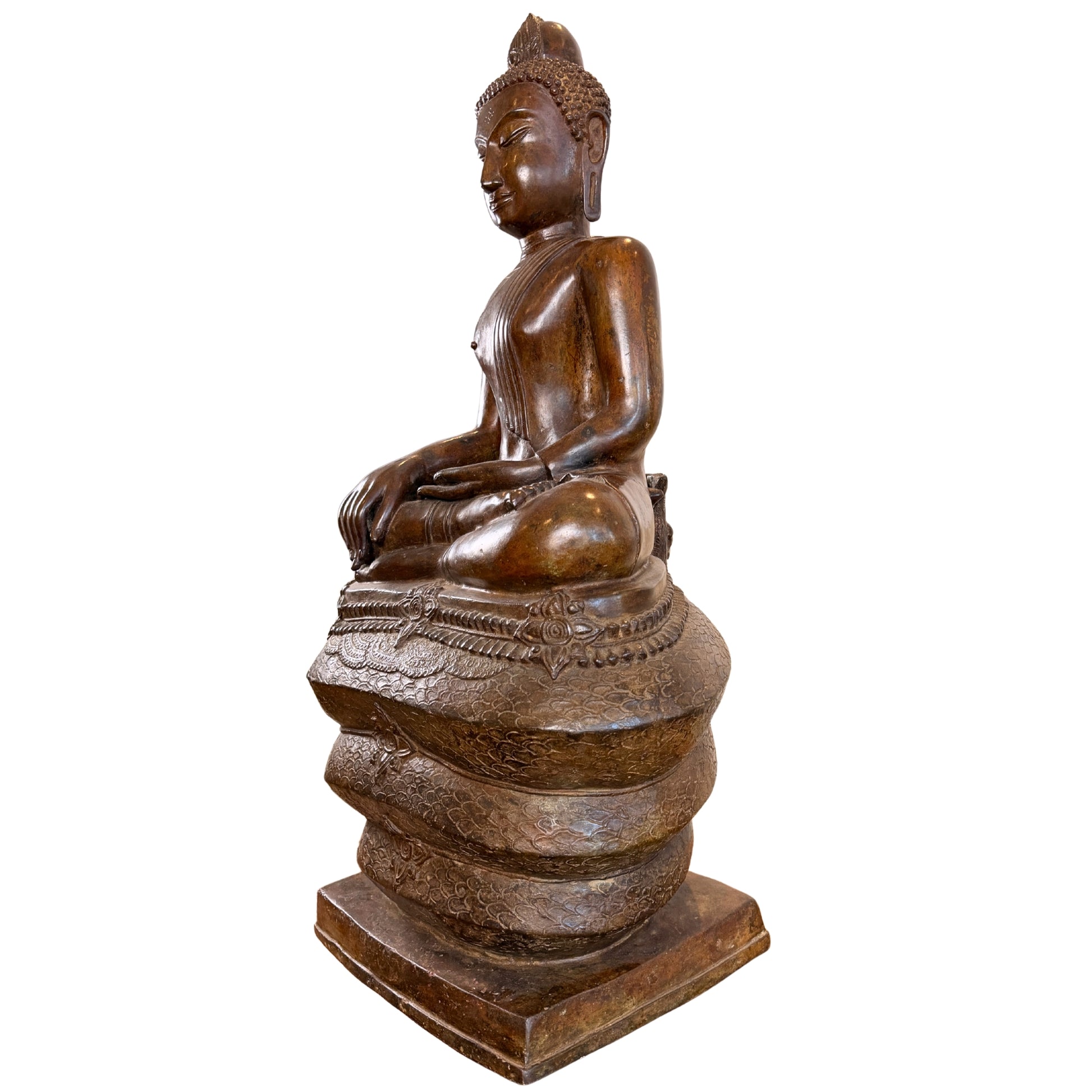 Profilansicht des monumentalen bronzenen Buddha Muchalinda auf drei Naga-Windungen, fotografiert ohne den abnehmbaren Schlangenbaldachin