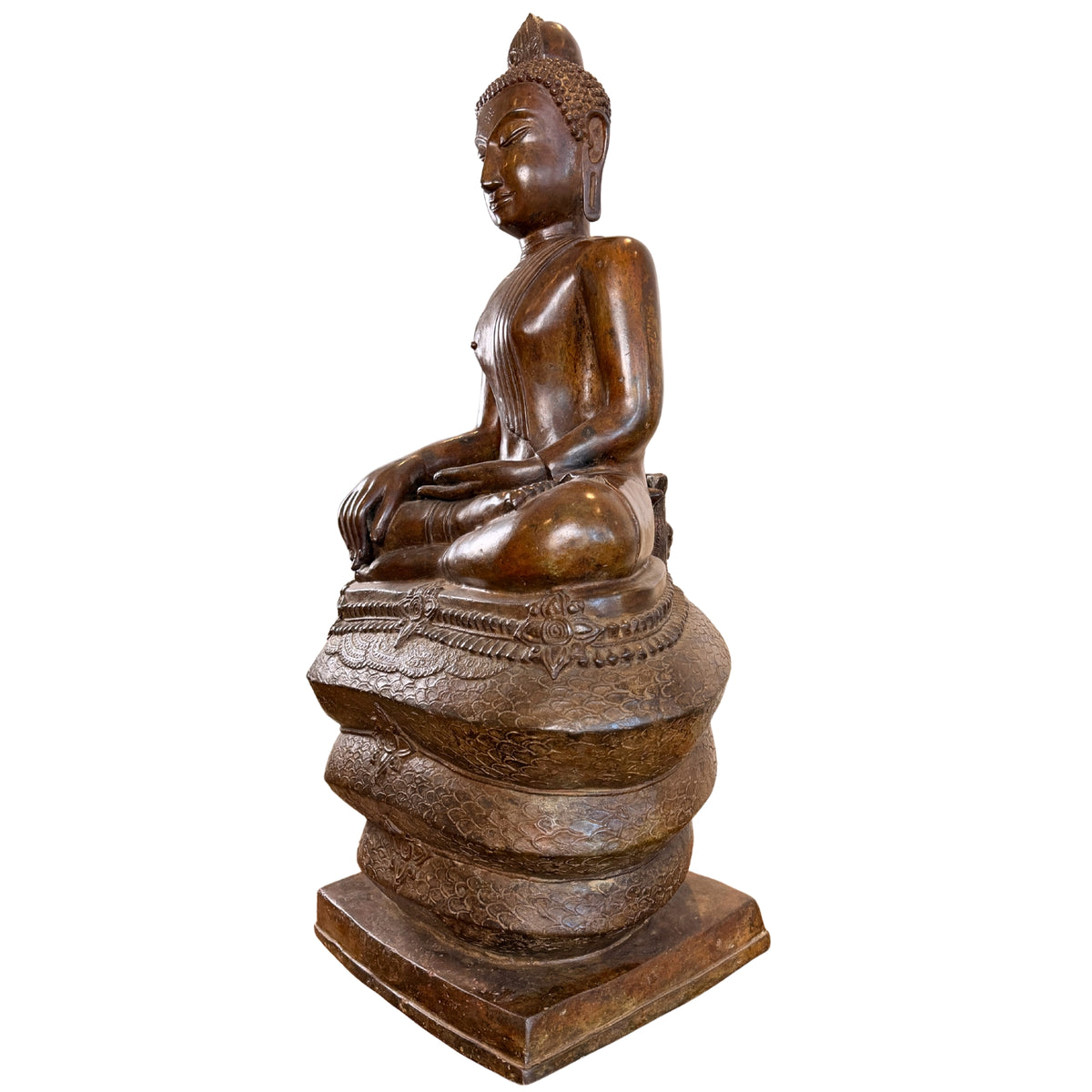 Profilansicht des monumentalen bronzenen Buddha Muchalinda auf drei Naga-Windungen, fotografiert ohne den abnehmbaren Schlangenbaldachin