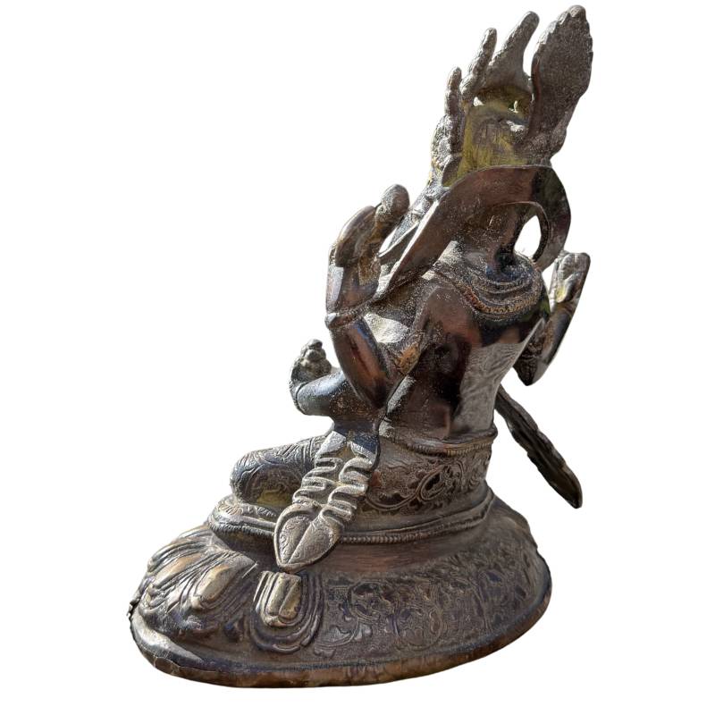 Seitenansicht der 20 cm großen Ganesha-Statue aus Bronze, die die Tiefe des Gusses und die fein gearbeiteten Konturen zeigt.