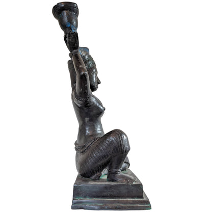 Seitenansicht der bronzenen Yakshi‑Skulptur im indischen Stil