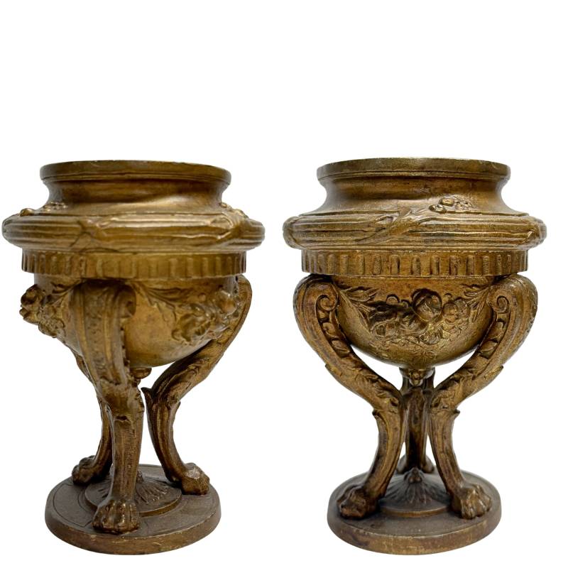 Seitenansicht eines antiken französischen Bronzetischsets