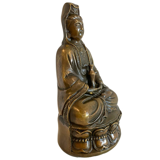 Seitenansicht einer Guanyin-Bronzefigur auf einem Lotusthron (asiatische Kunst)
