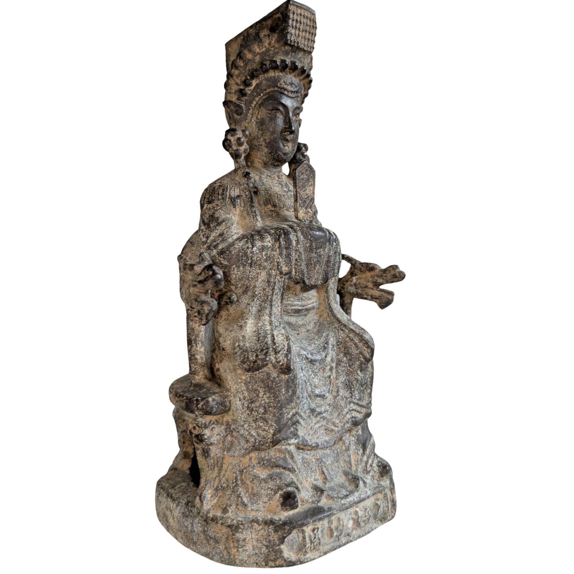Seitenansicht von Guanyin in meditativer Haltung mit einer abgenommenen Hu-Tafel als Attribut.