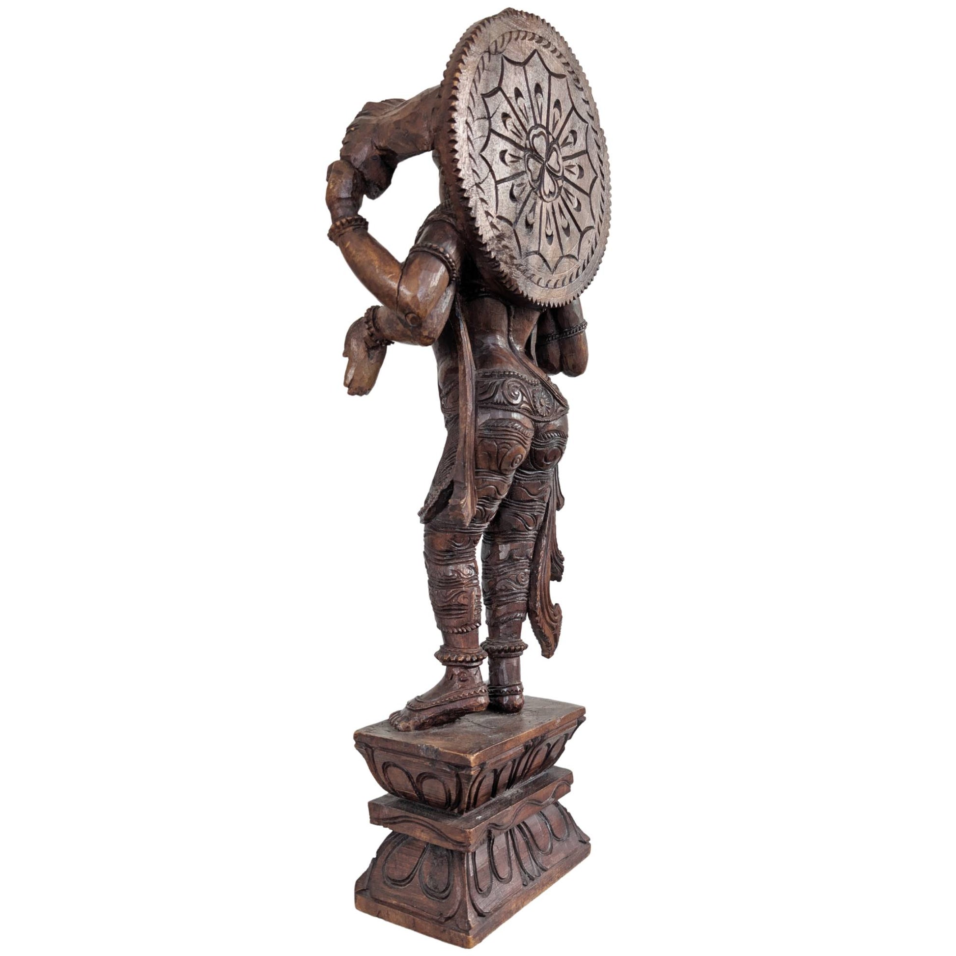 Profil der handgeschnitzten Vishnu-Statue aus Holz aus Indien.