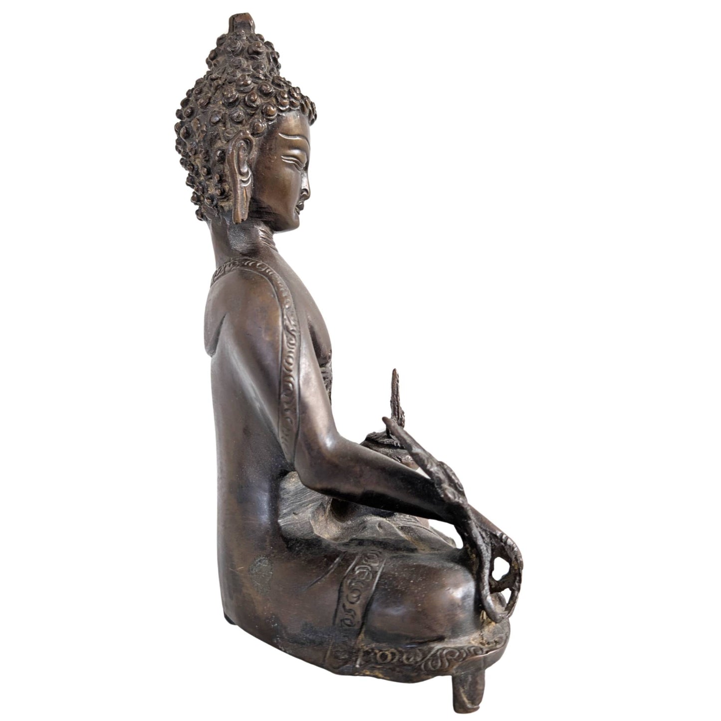 Seitenansicht der 2 kg schweren, massiven Medizinbuddha-Statue aus Bronze.