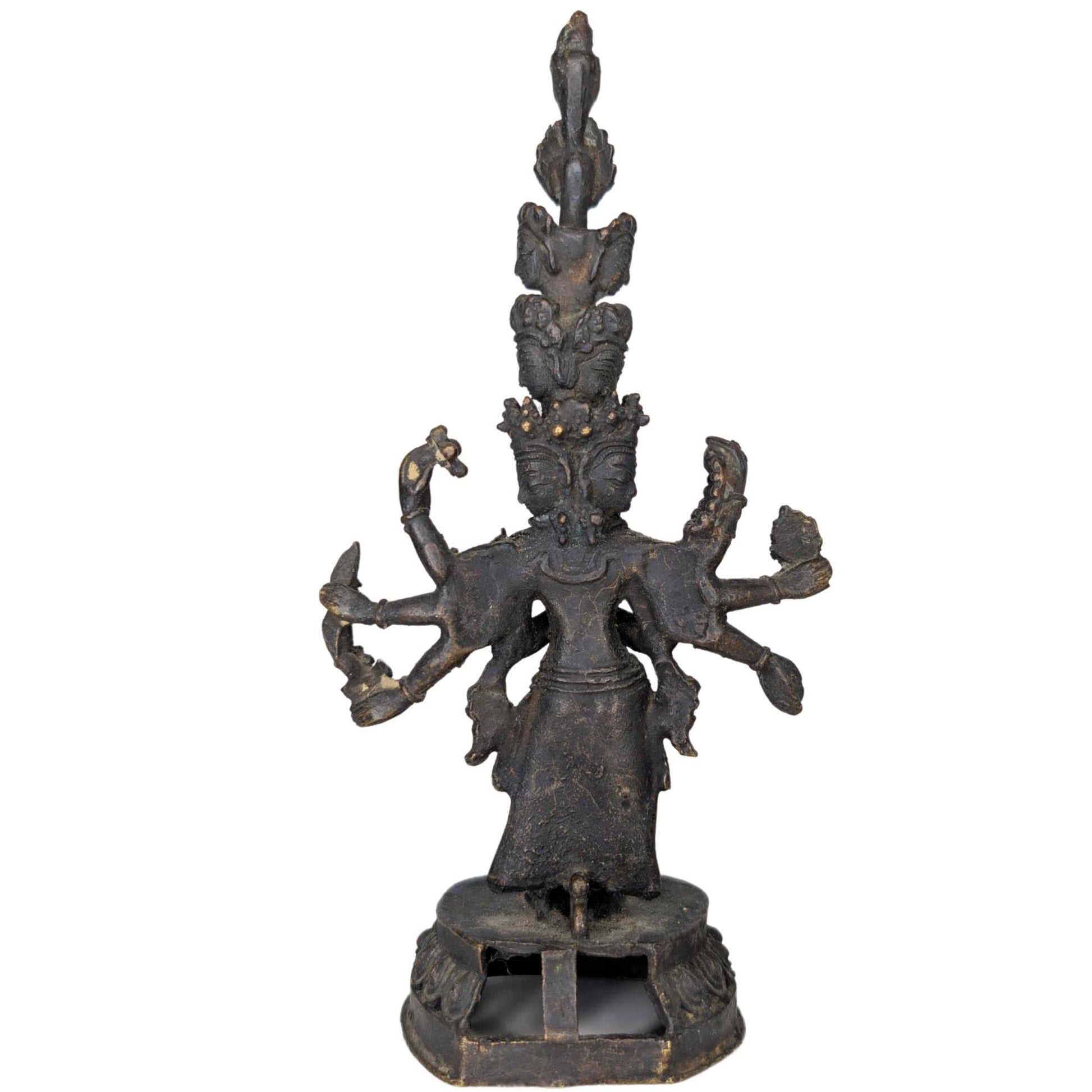 Profil der Sahasrabhuja-Figuren, die spirituellen Schutz in alle Richtungen symbolisieren.