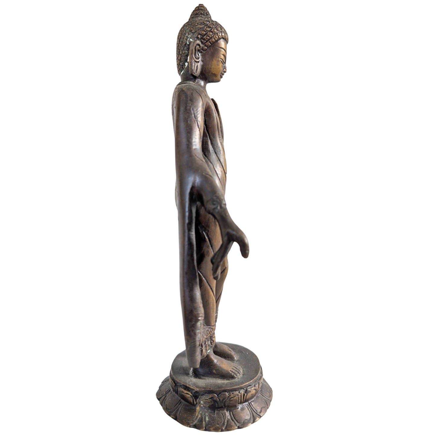 Seitenansicht der stehenden Buddha-Figur mit fließenden Gewändern aus Bronze.