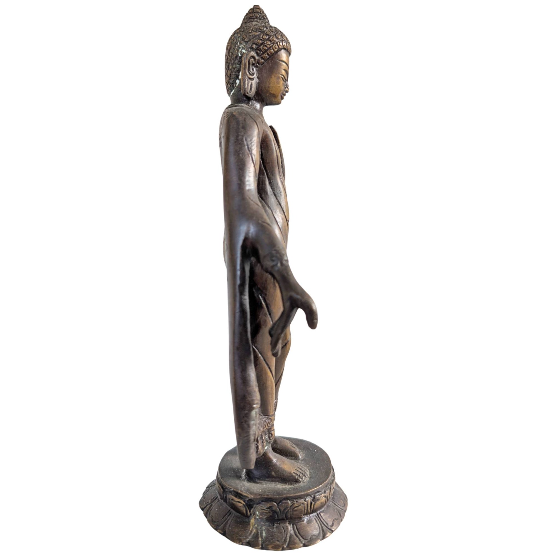 Seitenansicht der stehenden Buddha-Figur mit fließenden Gewändern aus Bronze.
