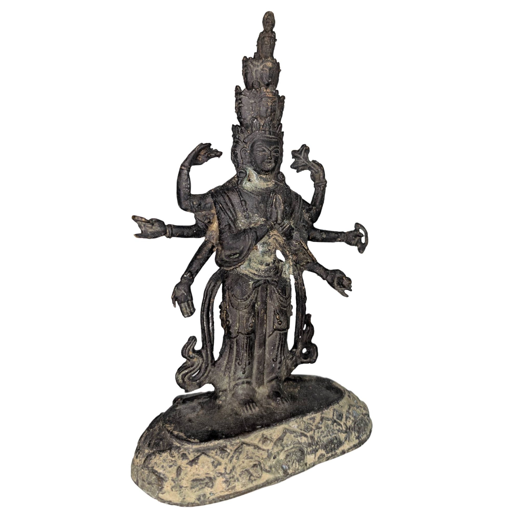 Profil der handgegossenen Bronzestatue mit Spuren mineralischer Oxidation.