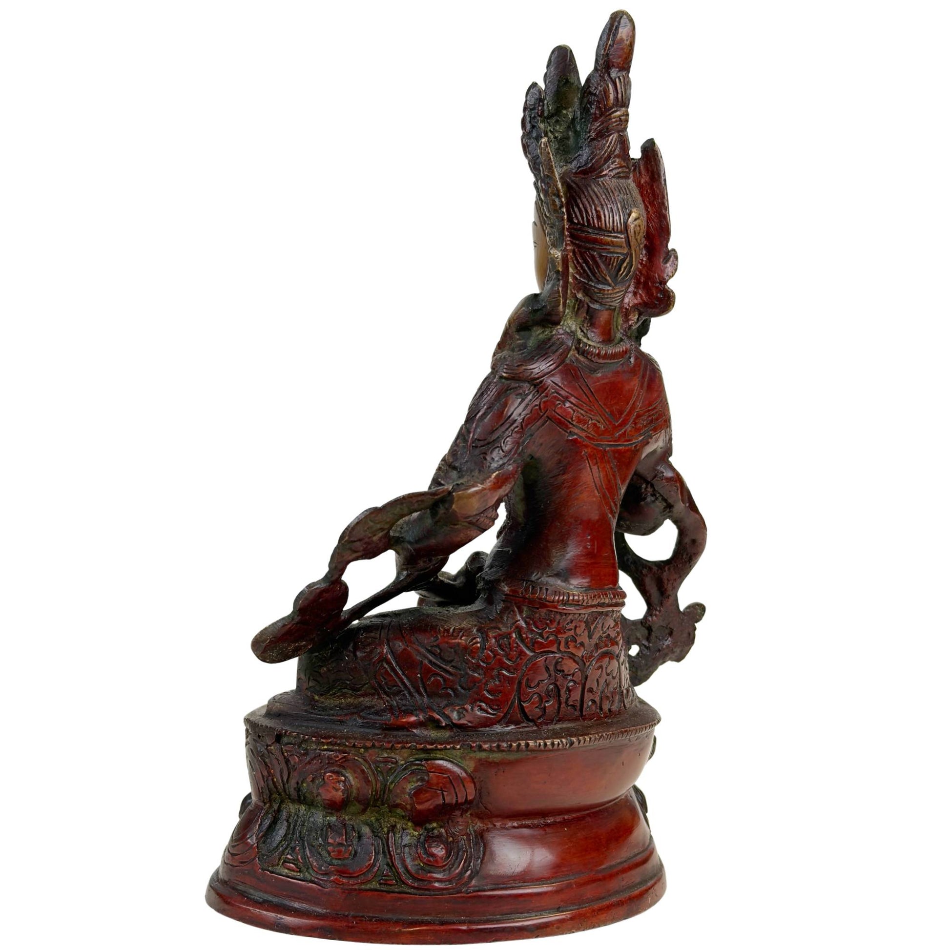 Seitenansicht einer vergoldeten Vajrasattva-Statue aus Bronze mit hoher Krone, Lotussockel und tiefrot-grüner Patina