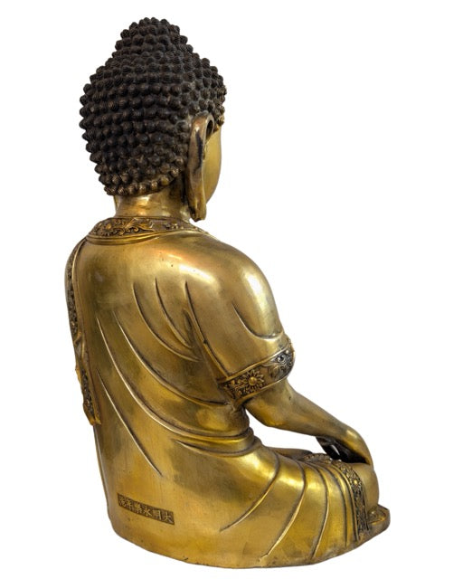 Seitenansicht des 42 cm hohen vergoldeten Buddha mit raffinierten Proportionen.