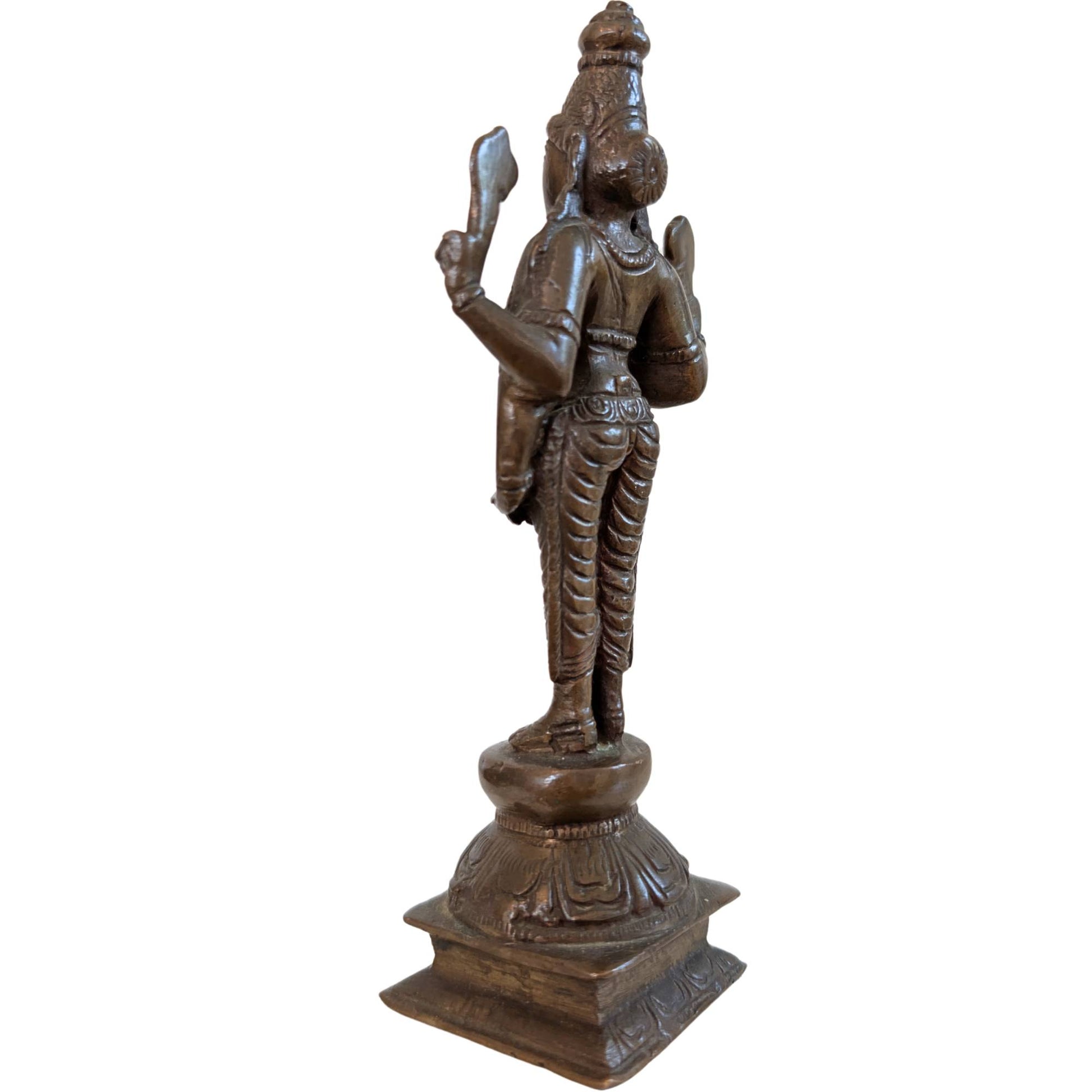 Seitenansicht der 17 cm hohen Bronzestatue des Vishnu aus Tamil Nadu.