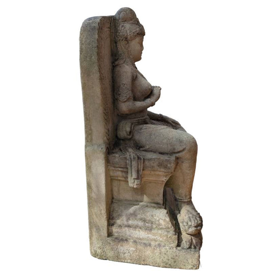 Seitenansicht einer handgeschnitzten javanischen Göttinnen-Sandsteinskulptur