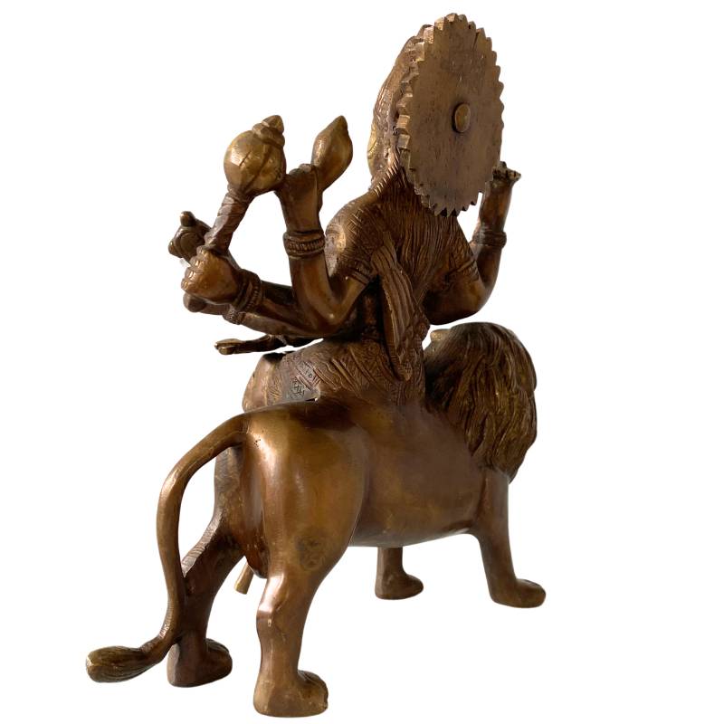 Seitenansicht der bronzenen Durga auf einem Löwen – antike Hindu-Statue