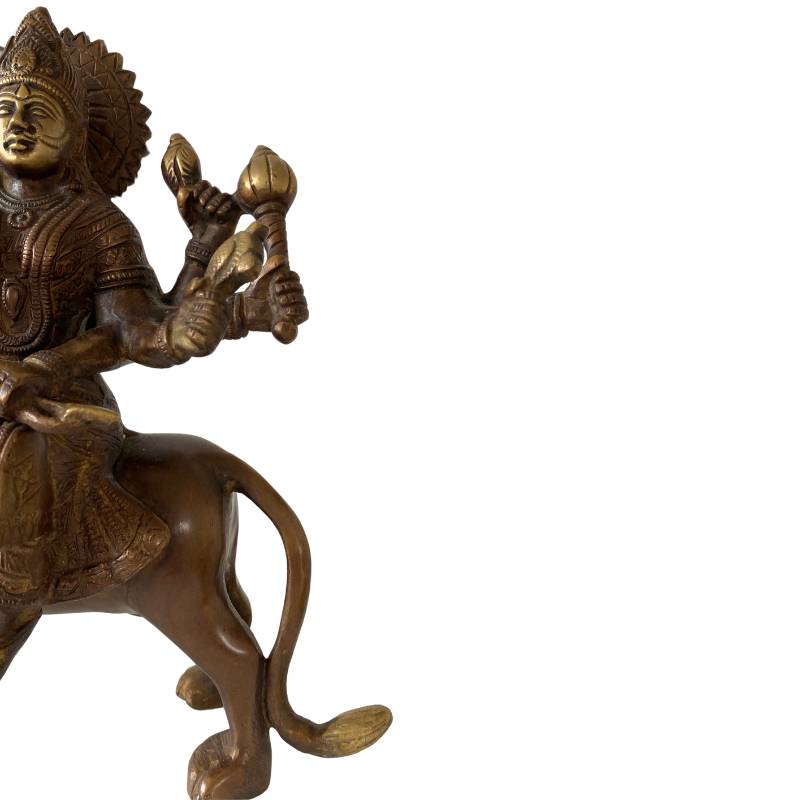 Seitenansicht der bronzenen Durga auf einem Löwen – antike Hindu-Statue