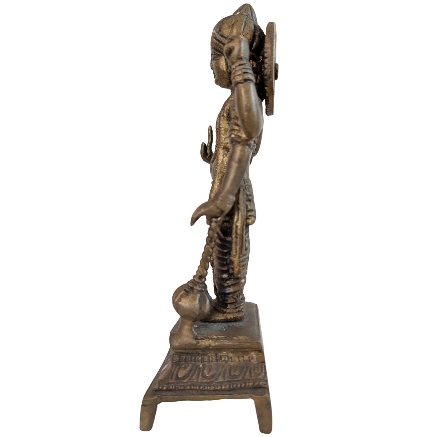 Linke Seitenansicht einer antiken Vishnu-Bronzestatue mit Fokus auf die Shanka-Muschel