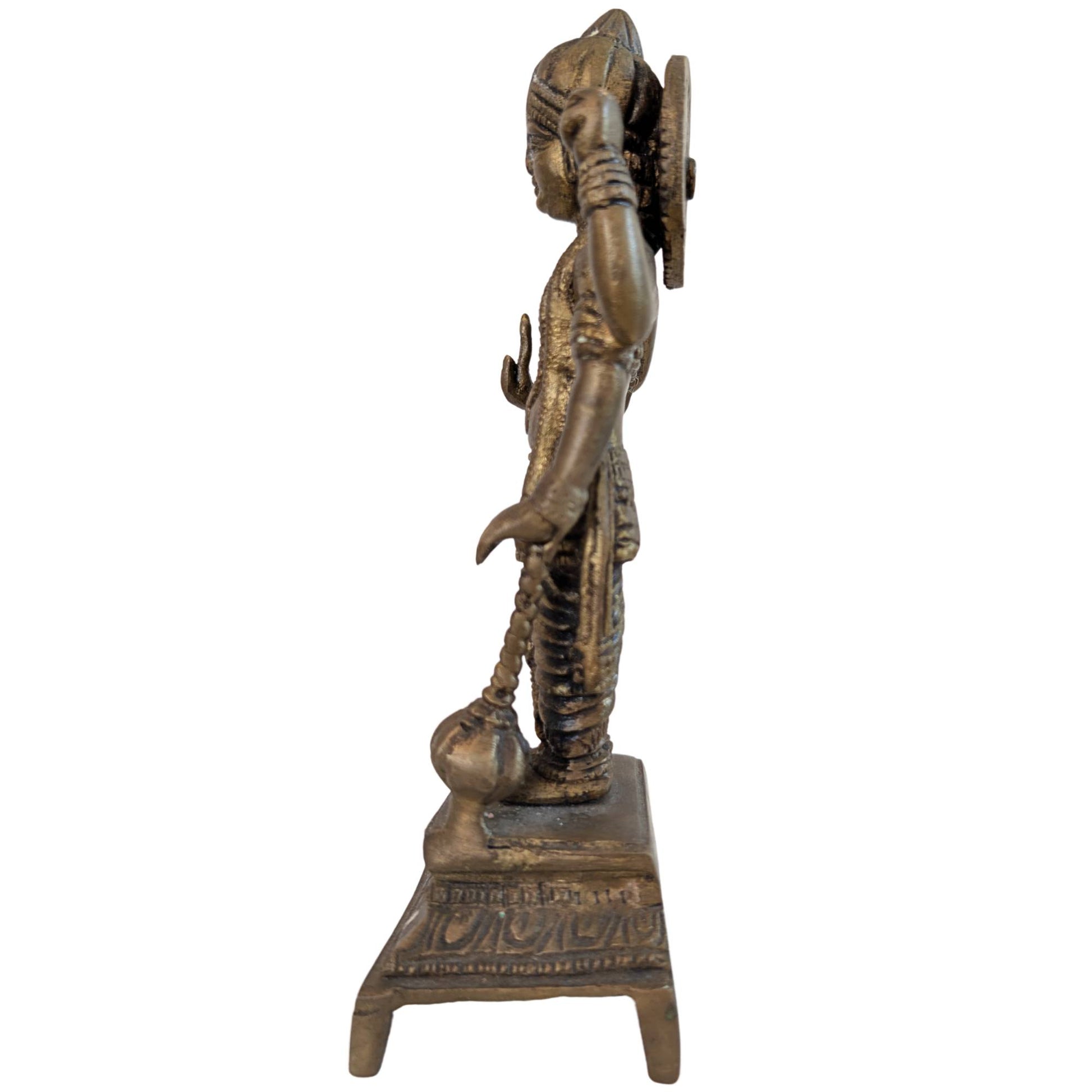 Linke Seitenansicht einer antiken Vishnu-Bronzestatue mit Fokus auf die Shanka-Muschel