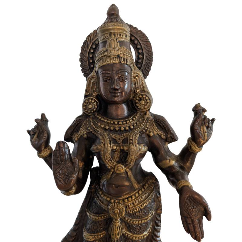 Bronzestatue der hinduistischen Göttin Lakshmi aus Südindien, die dem Wohlstand geweiht ist