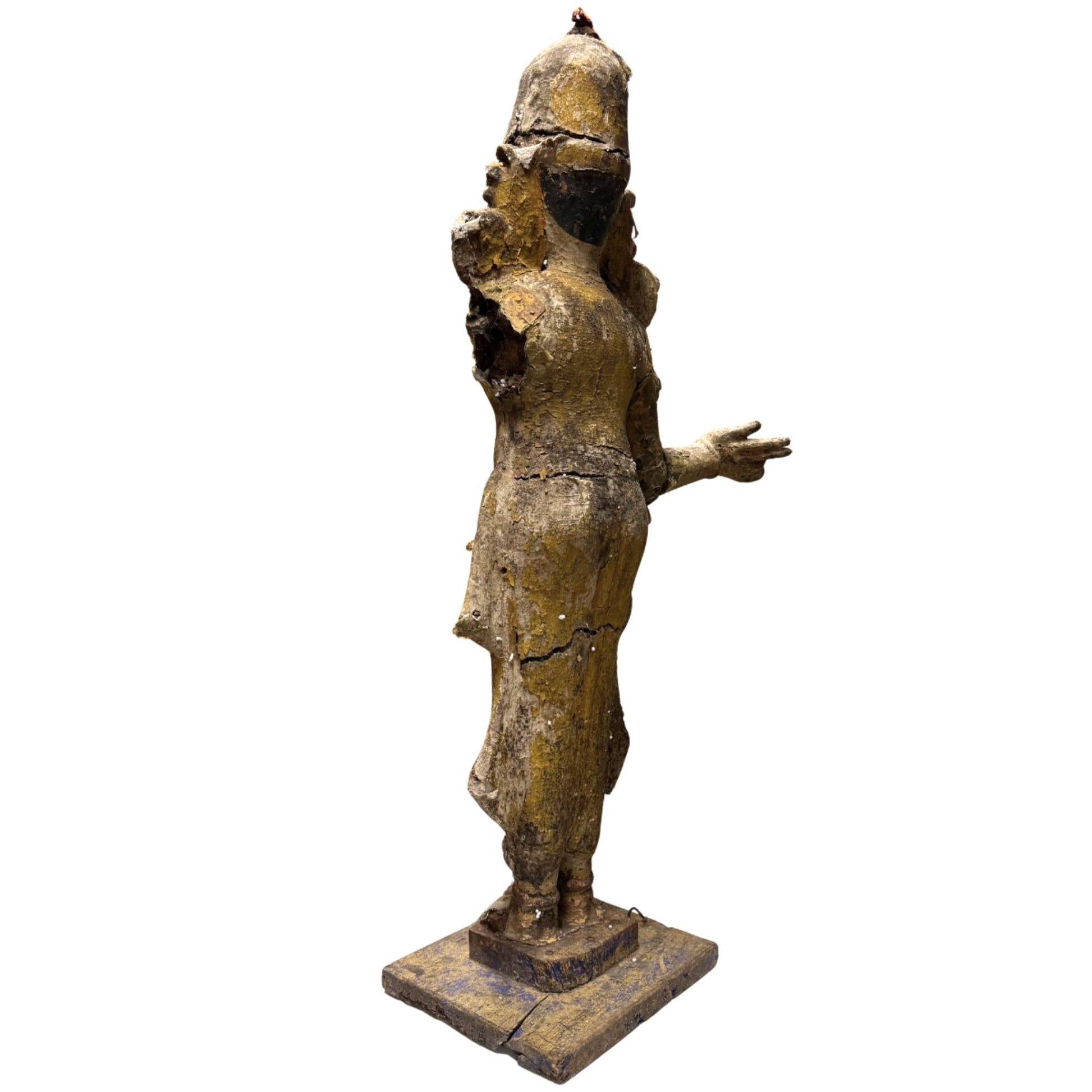Südindische Götterstatue mit Glasverzierungen und verwitterten historischen Details
