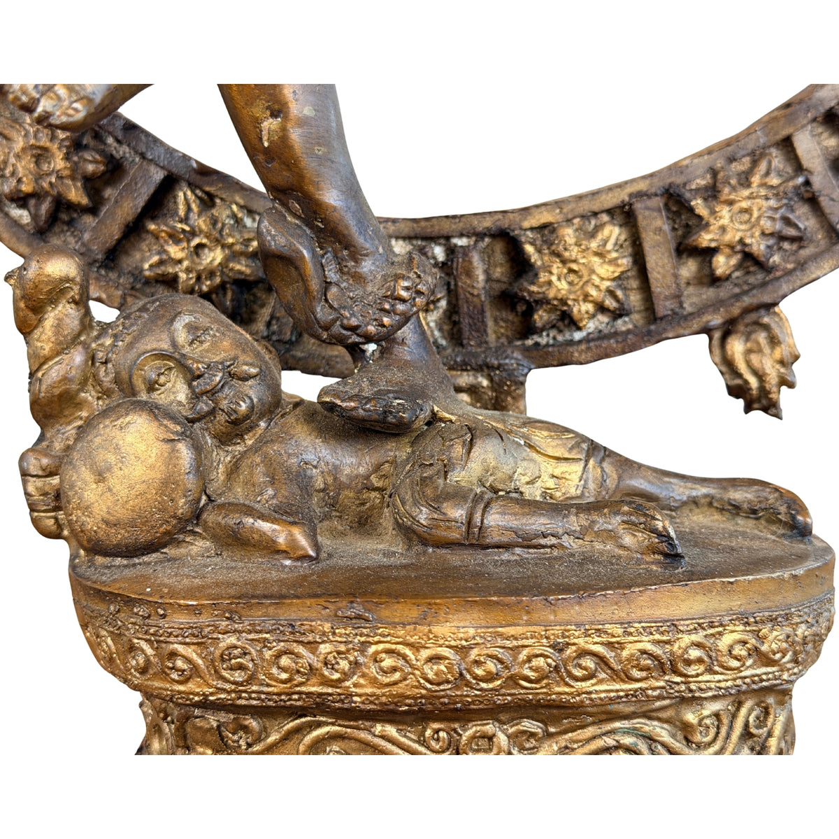 Apasmara unter Shivas Fuß auf dem Rollwerksockel, Detail