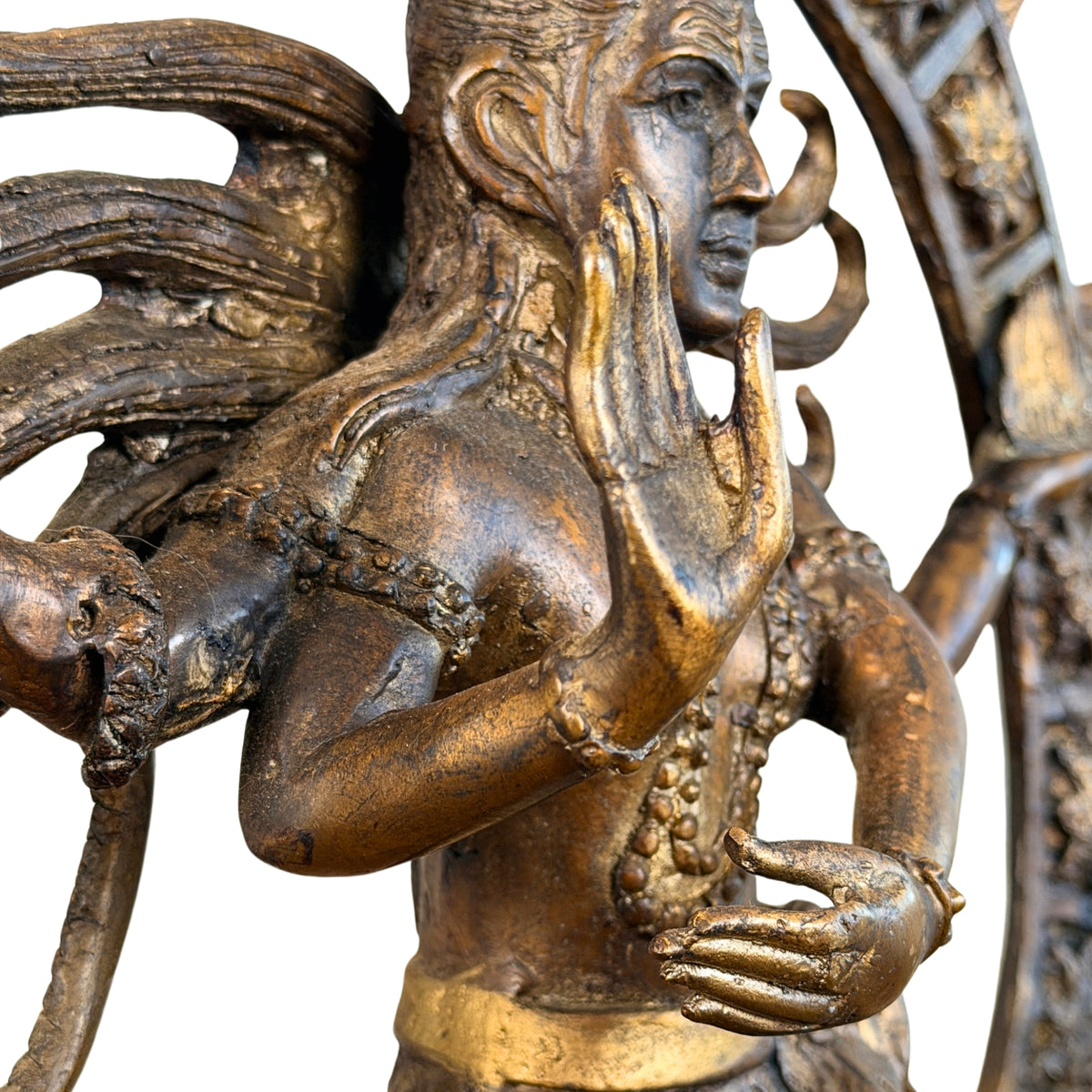 Oberkörper mit Schmuck und dem Band mit Resten der Vergoldung, Detail