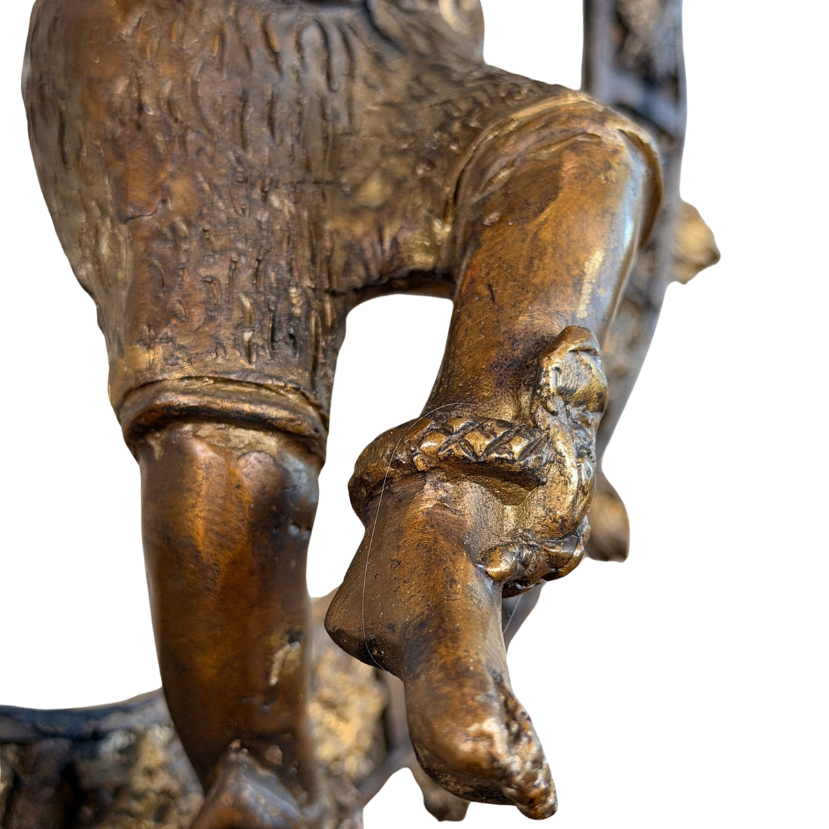 Erhobenes Bein mit Tigerfell und Fußreif, Detail