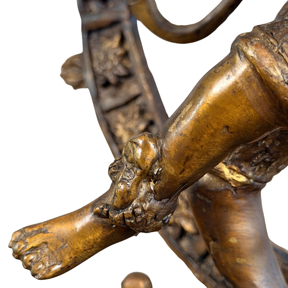Erhobenes Bein und Fuß mit Fußreif, Detail