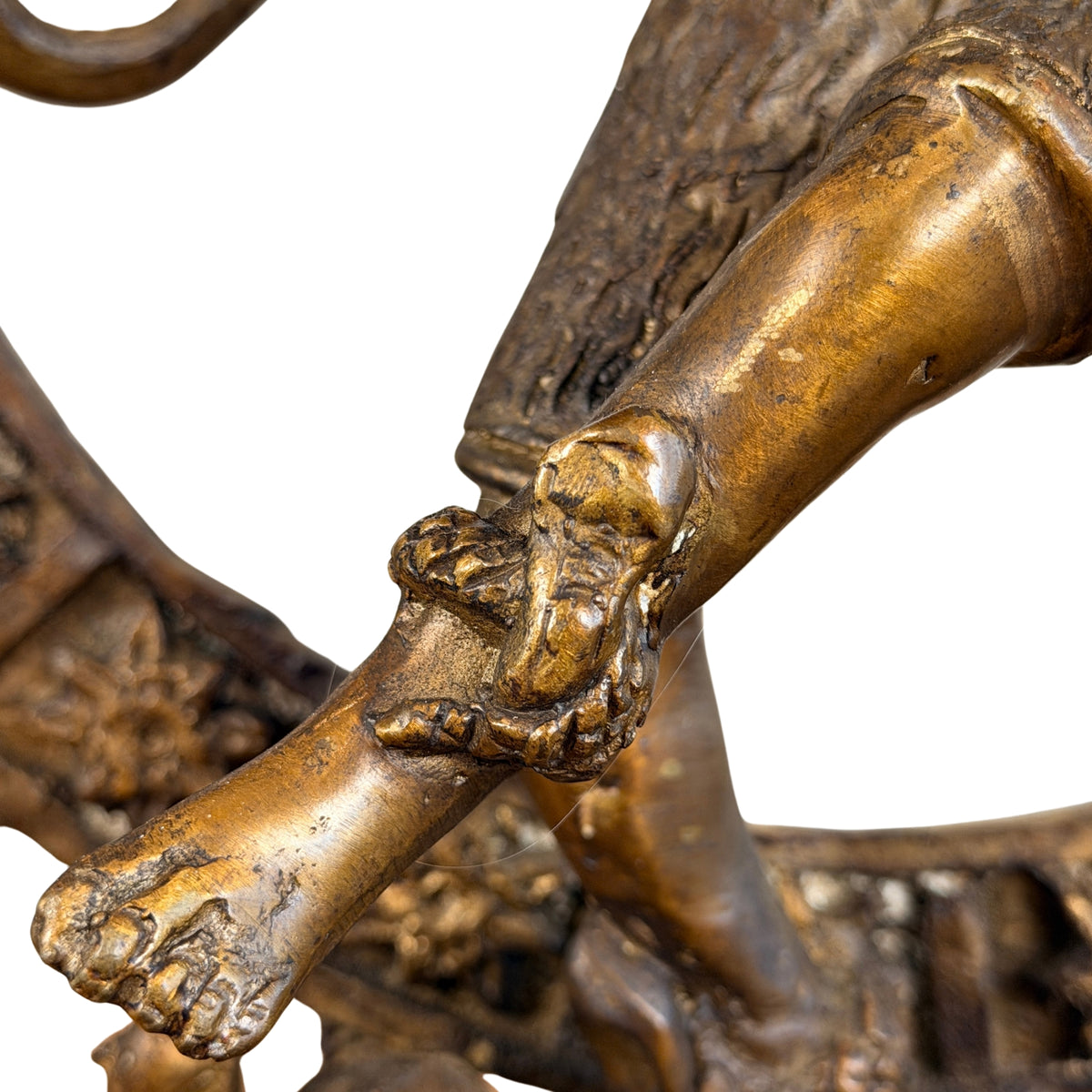 Erhobener Fuß mit Fußreifen, Detail