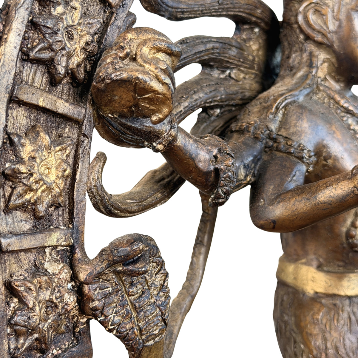 Obere Hand mit der Damaru am Flammenkranz, Detail