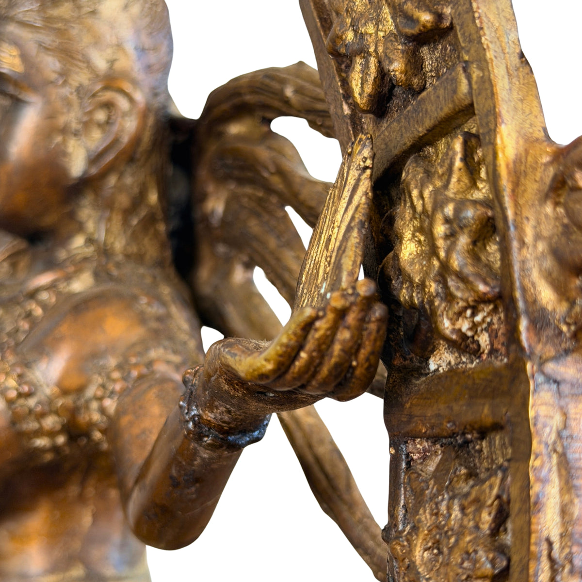 Hand mit der Flamme am Flammenkranz, von der Seite, Detail
