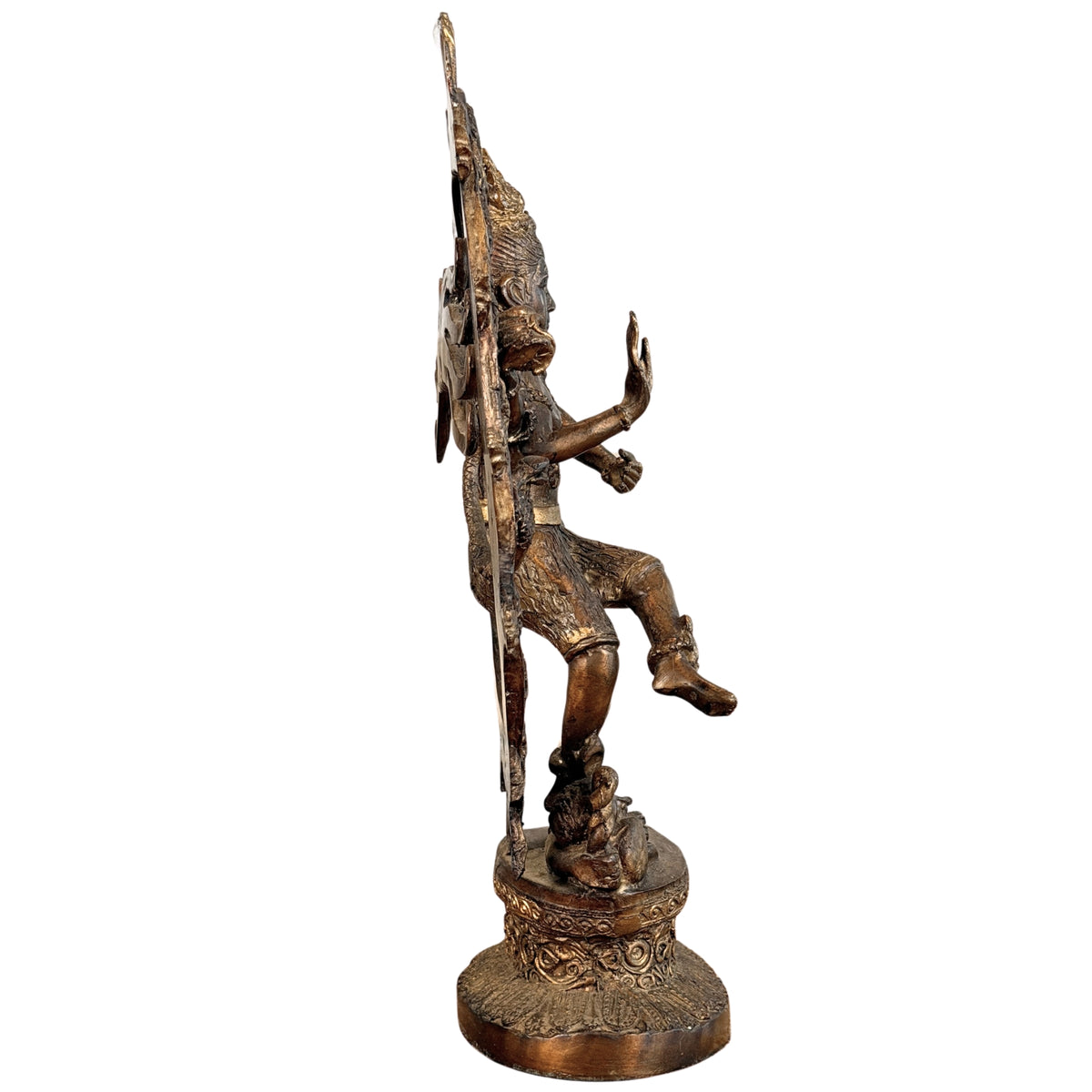 Seitenansicht des tanzenden Nataraja auf dem Sockel