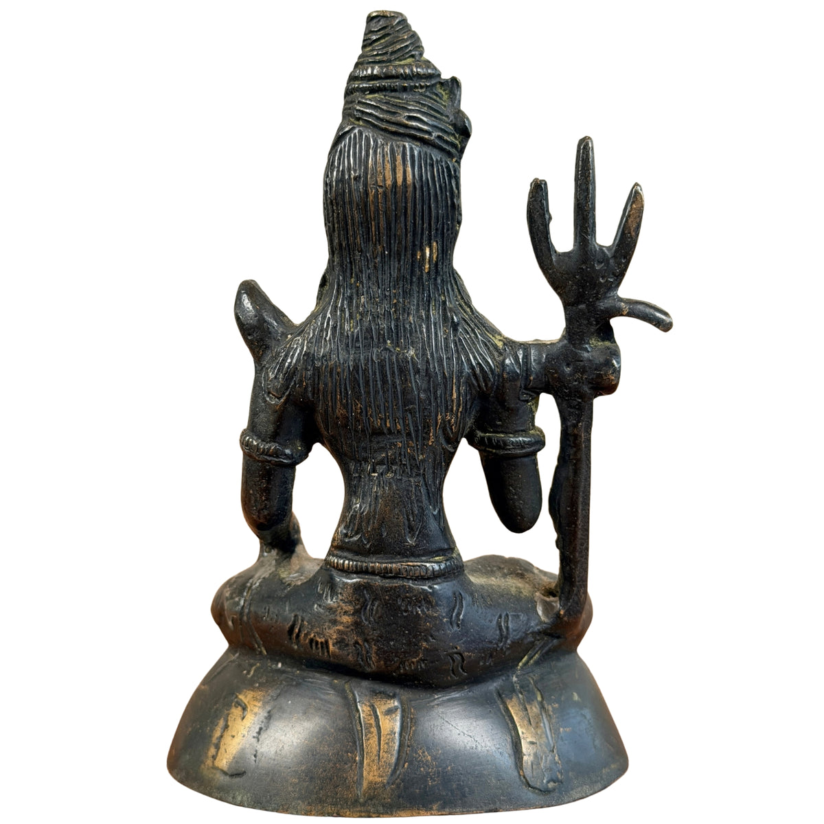 Rückansicht des sitzenden Shiva mit Haar über dem Rücken auf dem ovalen Sockel