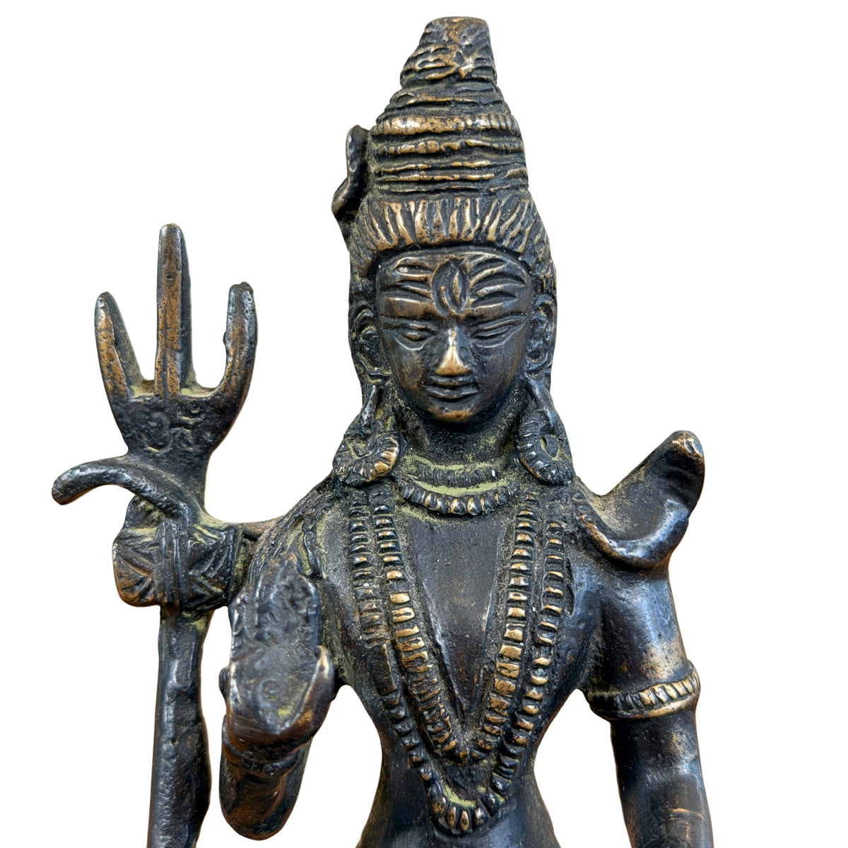 Kopf und Oberkörper des Shiva mit aufgetürmtem Haar, drittem Auge, Rudraksha-Ketten, Dreizack und Hand in Abhaya-Mudra, Detail