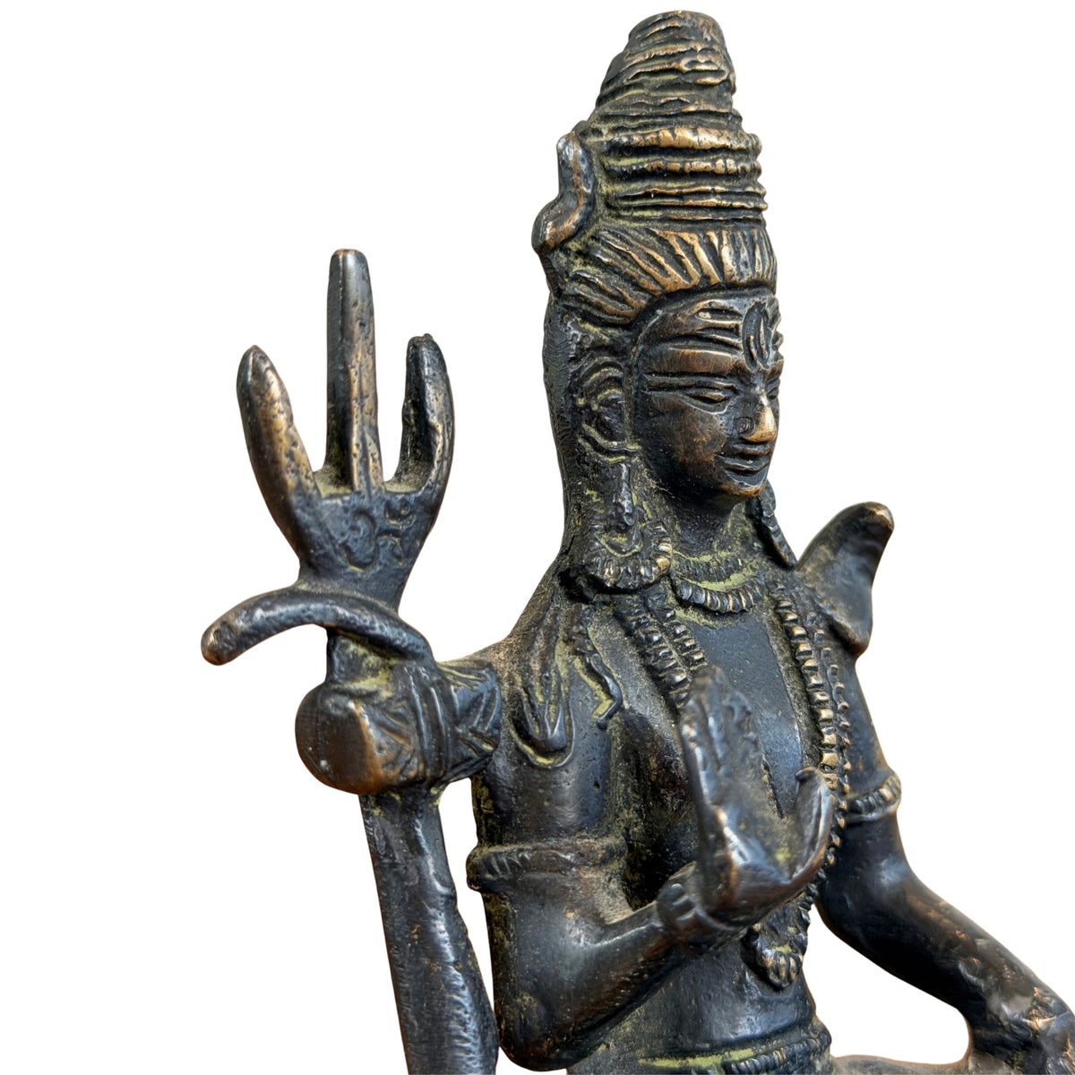 Kopf des Shiva mit aufgetürmtem Haar und drittem Auge neben dem Dreizack, Detail in Dreiviertelansicht