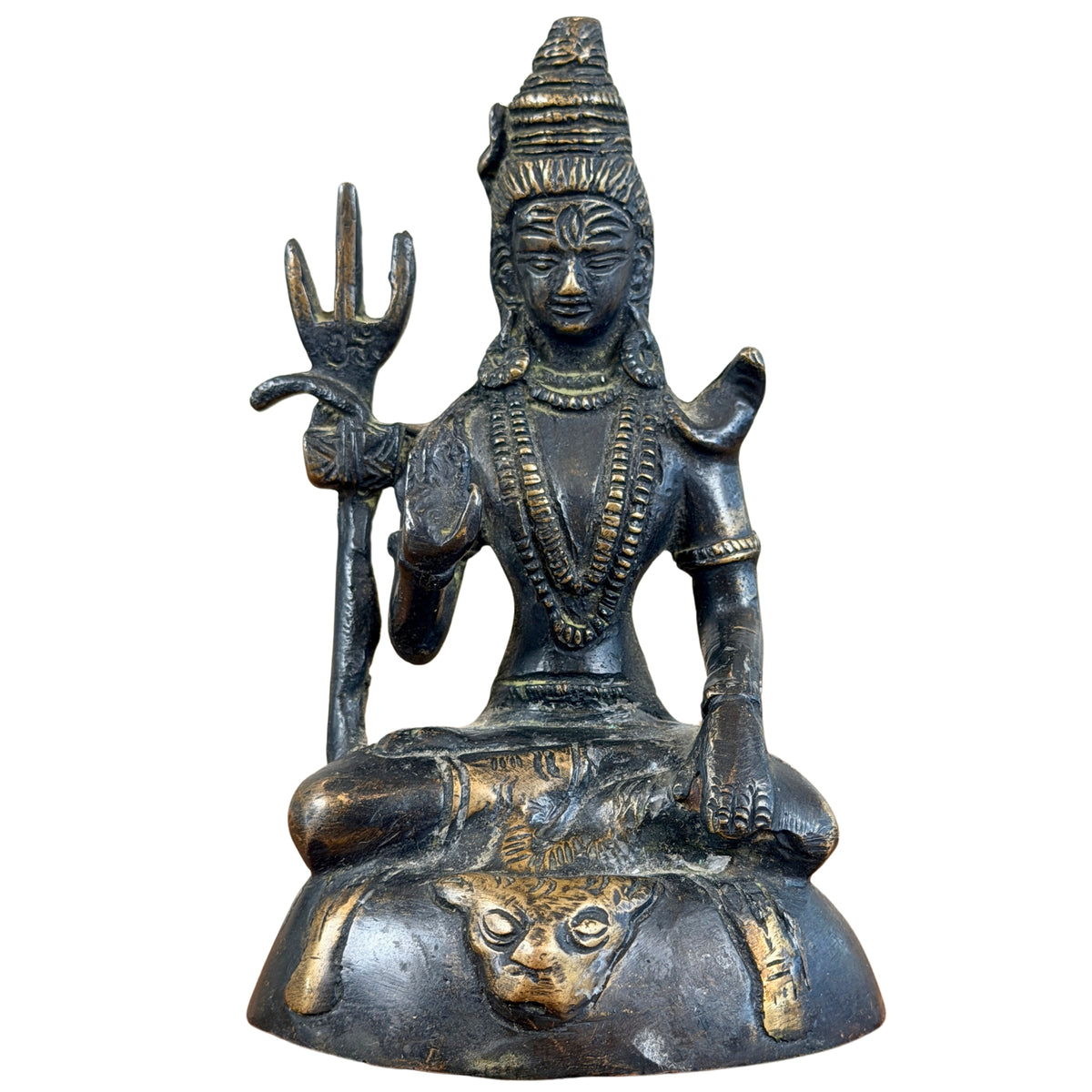 Sitzender Shiva aus Bronze als Mahayogi auf einem Tigerfell, mit Dreizack und erhobener Hand, Vorderansicht