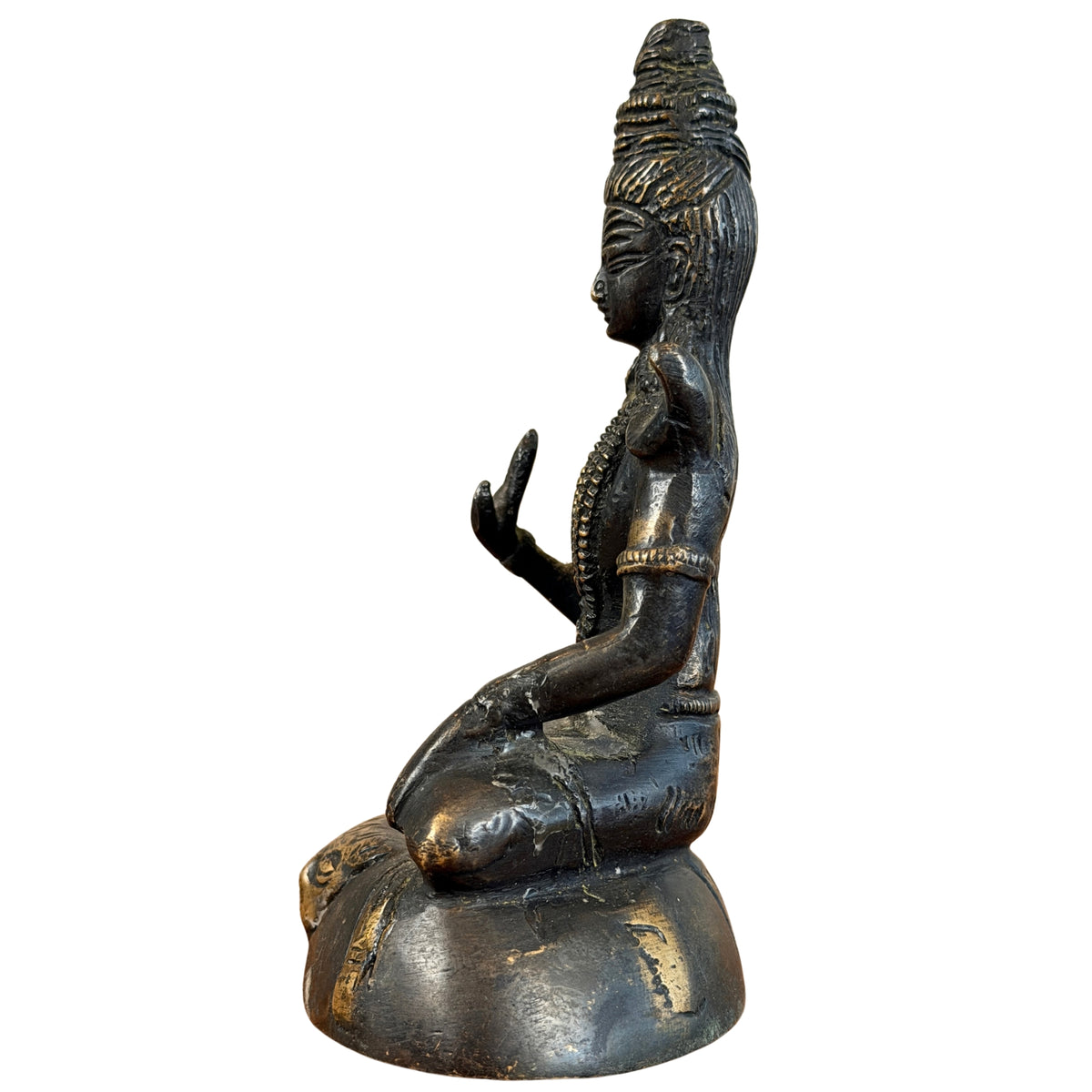 Linke Seite des sitzenden Shiva im Profil, mit erhobener Hand