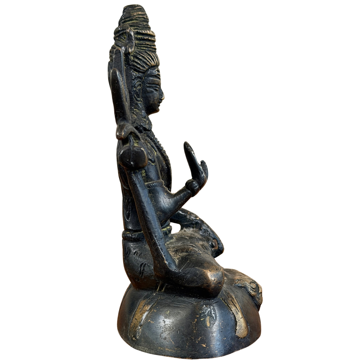 Rechte Seite des sitzenden Shiva mit Dreizack und erhobener Hand