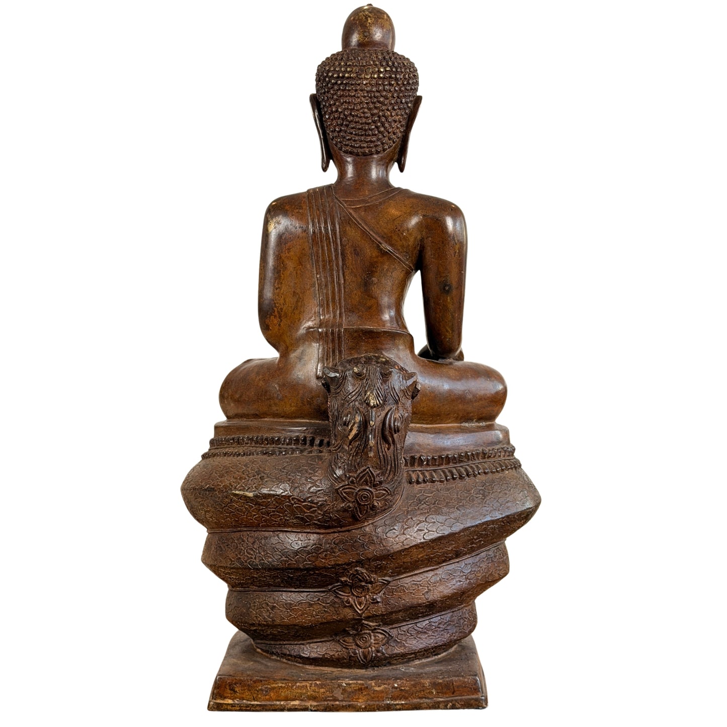 Vollständige Rückansicht des 122 cm hohen bronzenen Buddha Muchalinda ohne Naga-Baldachin mit Gewandfalten und zentralem dekorativem Schlangenelement an der Basis