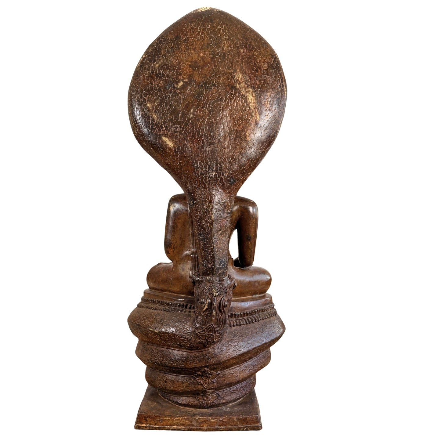 Gerade Rückansicht des monumentalen bronzenen Buddha Muchalinda mit siebenköpfigem Naga-Baldachin, Schuppenstruktur und gewundener Naga-Basis
