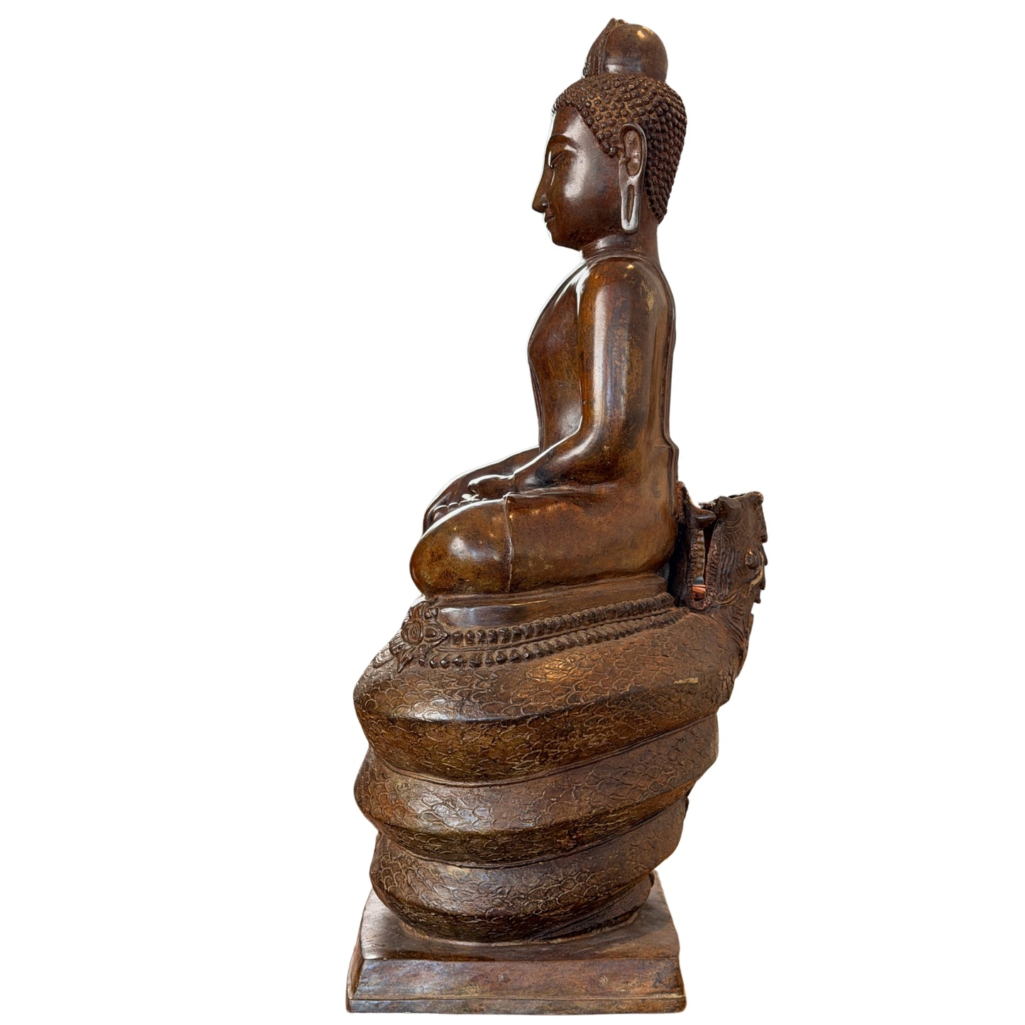 Klare Seitenansicht des bronzenen Buddha Muchalinda auf der dekorierten Naga-Basis, ohne Baldachin, mit sichtbarer Rückenlinie und Profil