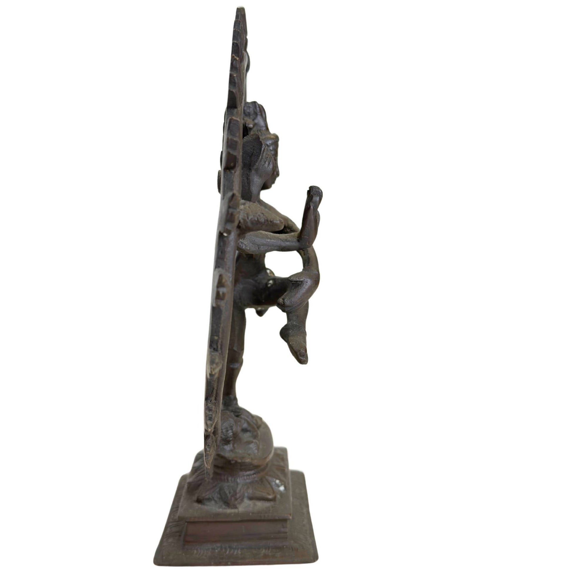 Schwere Shiva-Statue aus Bronze in Seitenansicht mit traditionellem Flammenring und anmutiger Tanzpose