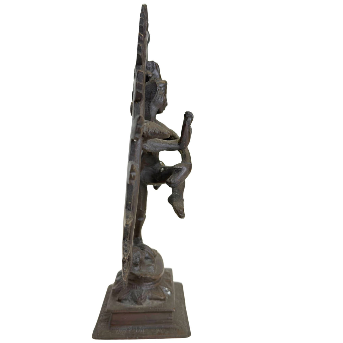 Schweres bronzene Shiva‑Statue in Seitenansicht mit traditionellem Flammenring und eleganter Tanzhaltung