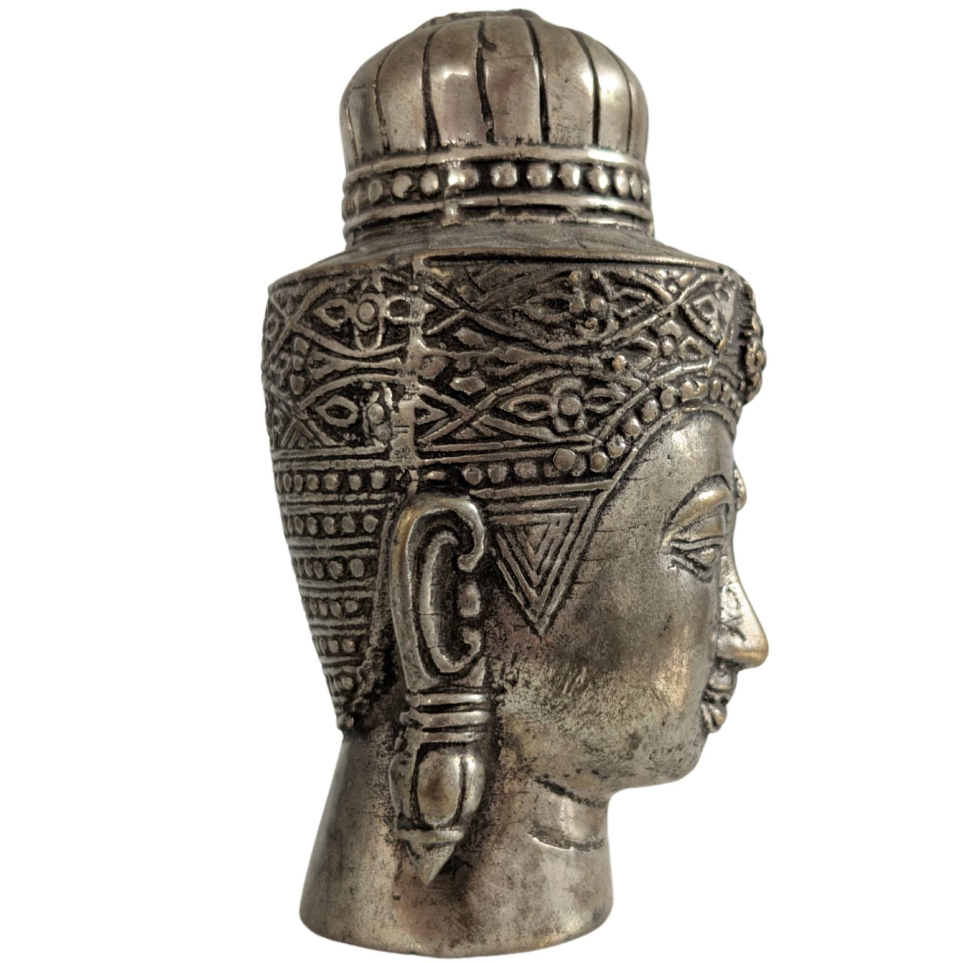 Kompakter, aber beeindruckend schwerer Bronzekopf, 10 cm hoch.